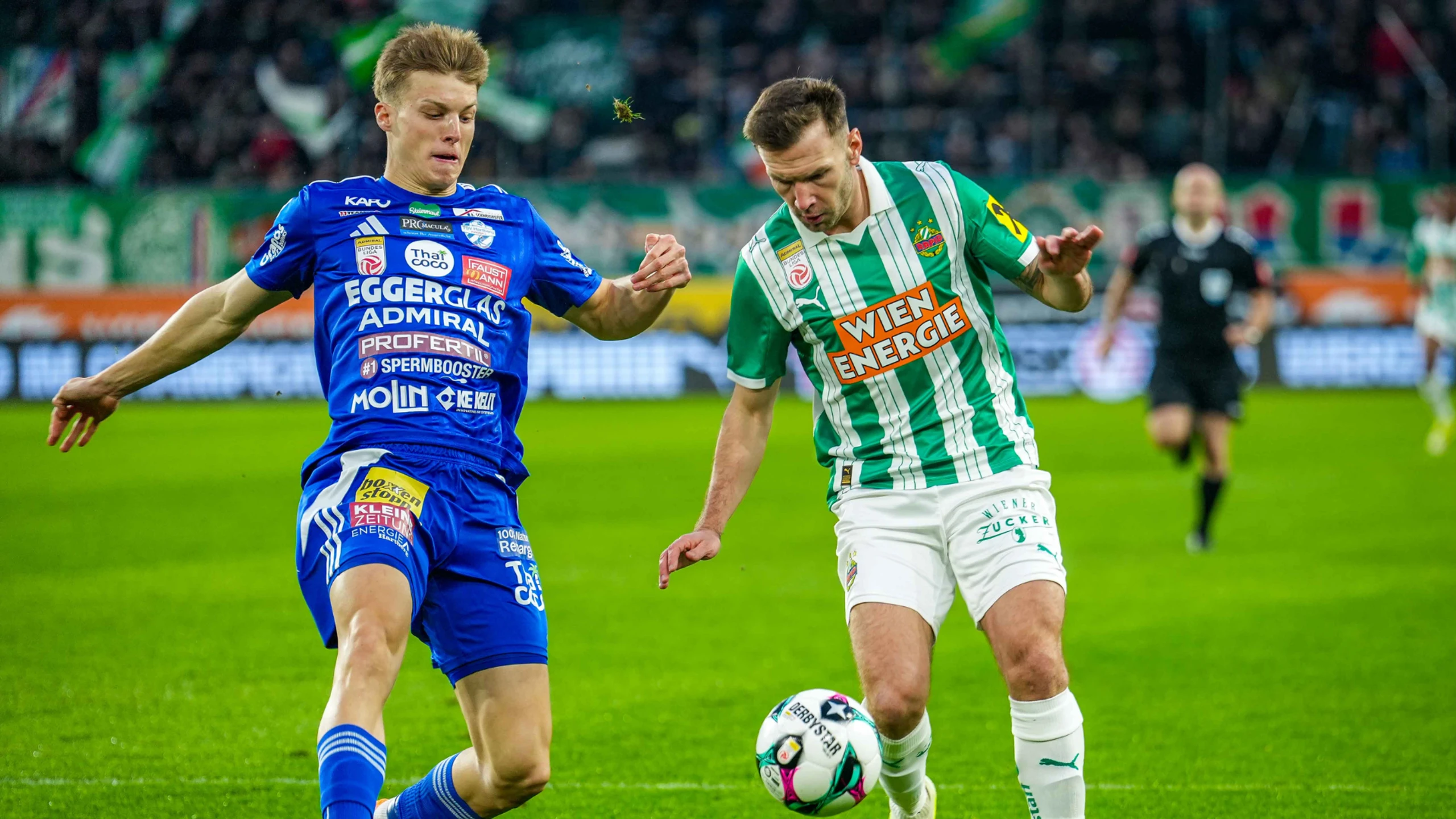 Spieler des SK Rapid Andreas Weimann und ein Spieler des TSV Hartberg