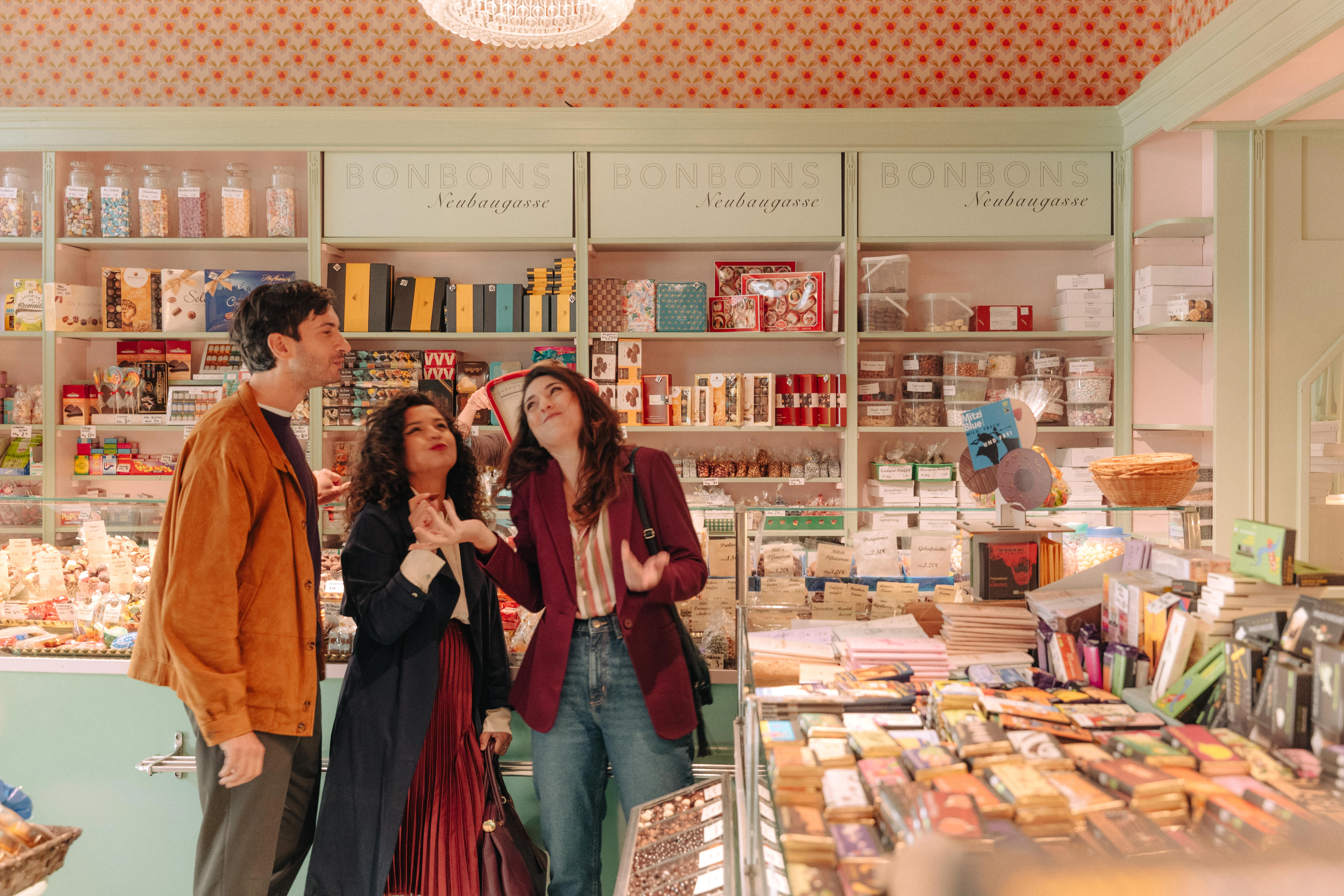 BonBon Neubaugasse in Wien: Ein farbenfrohes Geschäft mit Süßigkeiten und Einkaufsmöglichkeiten. Shopping-Erlebnis in Wien.