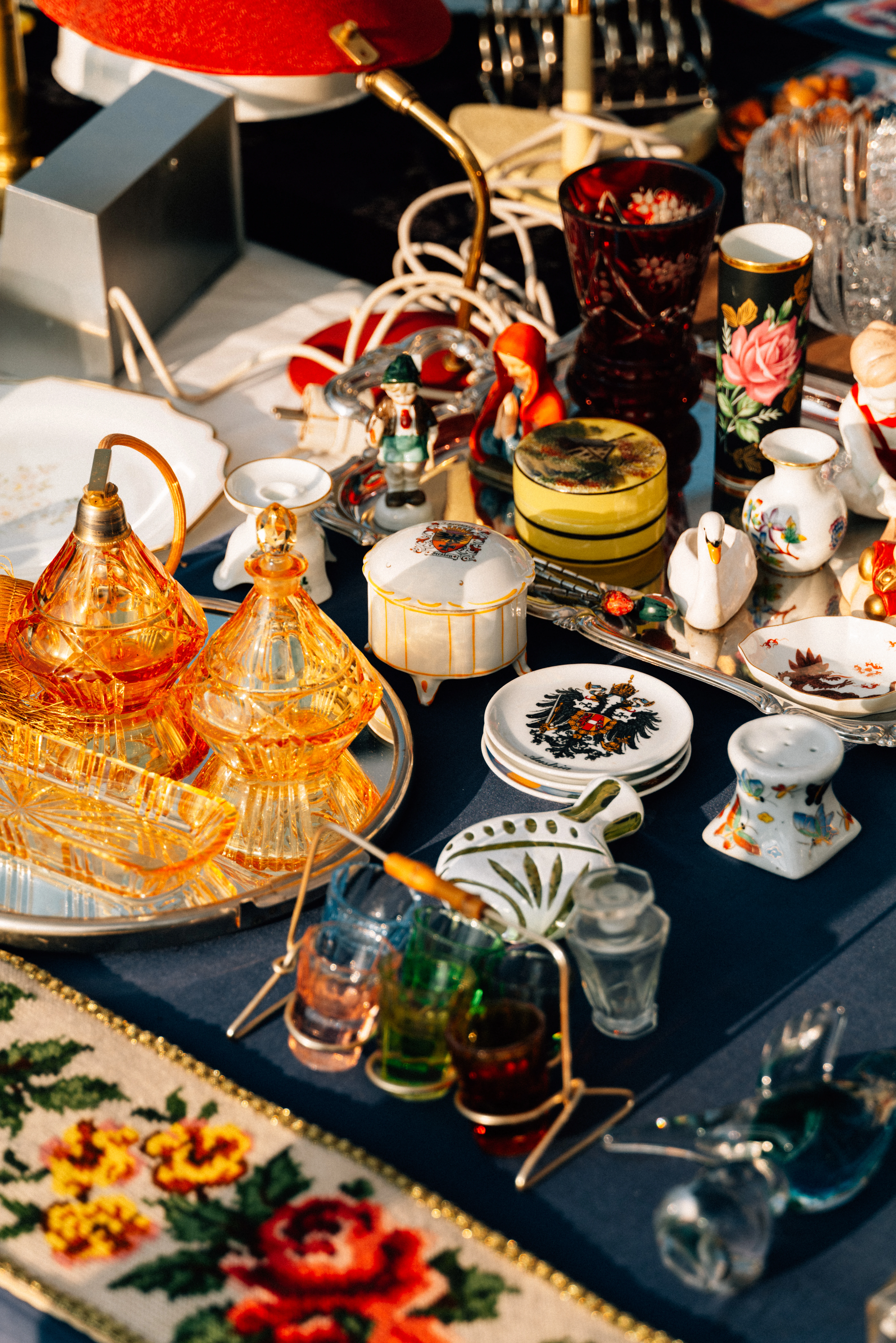 Flohmarkt mit Antiquitäten und Vintage-Objekten in Wien