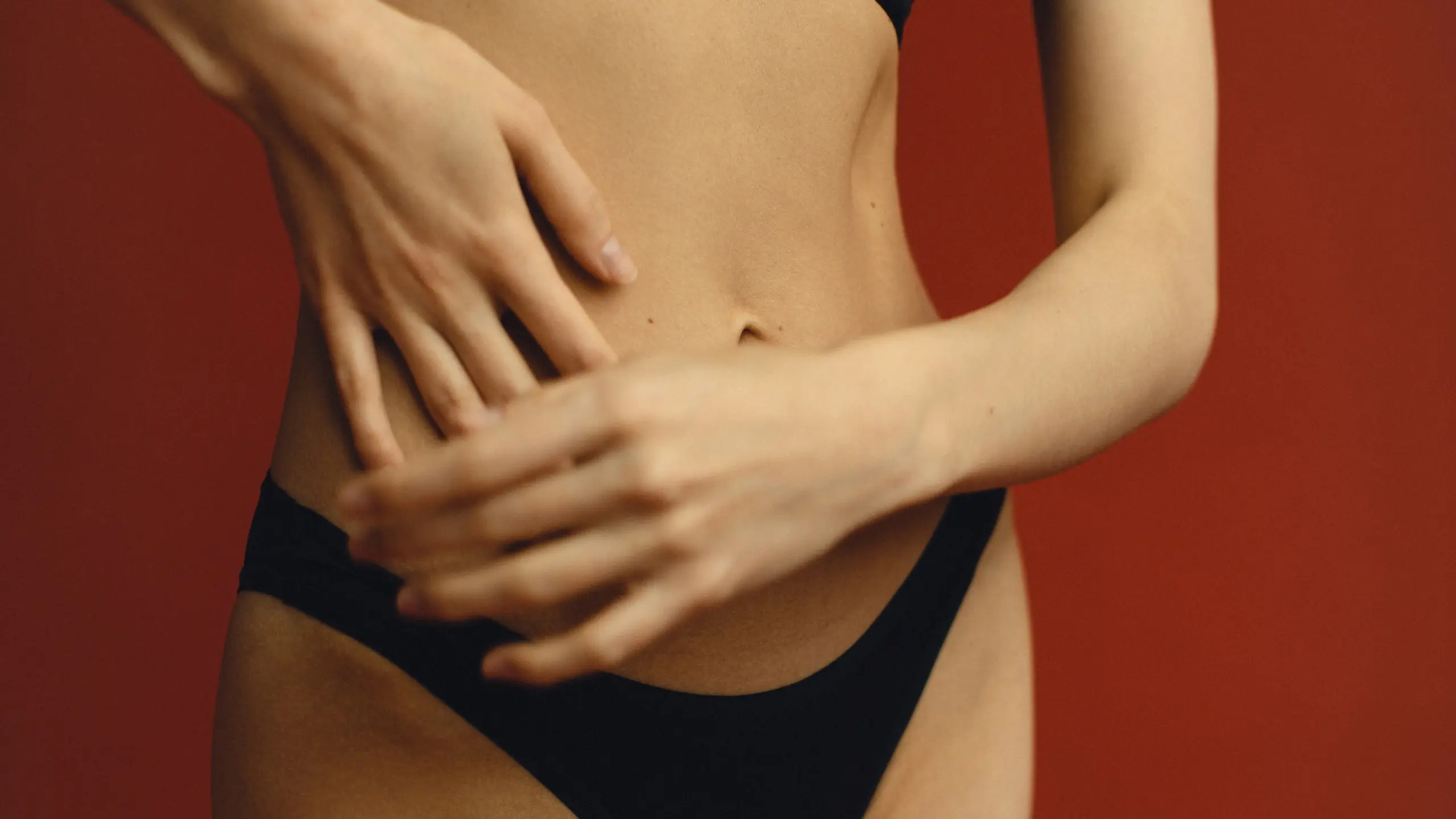 Frauenkörper in schwarzer Unterwäsche