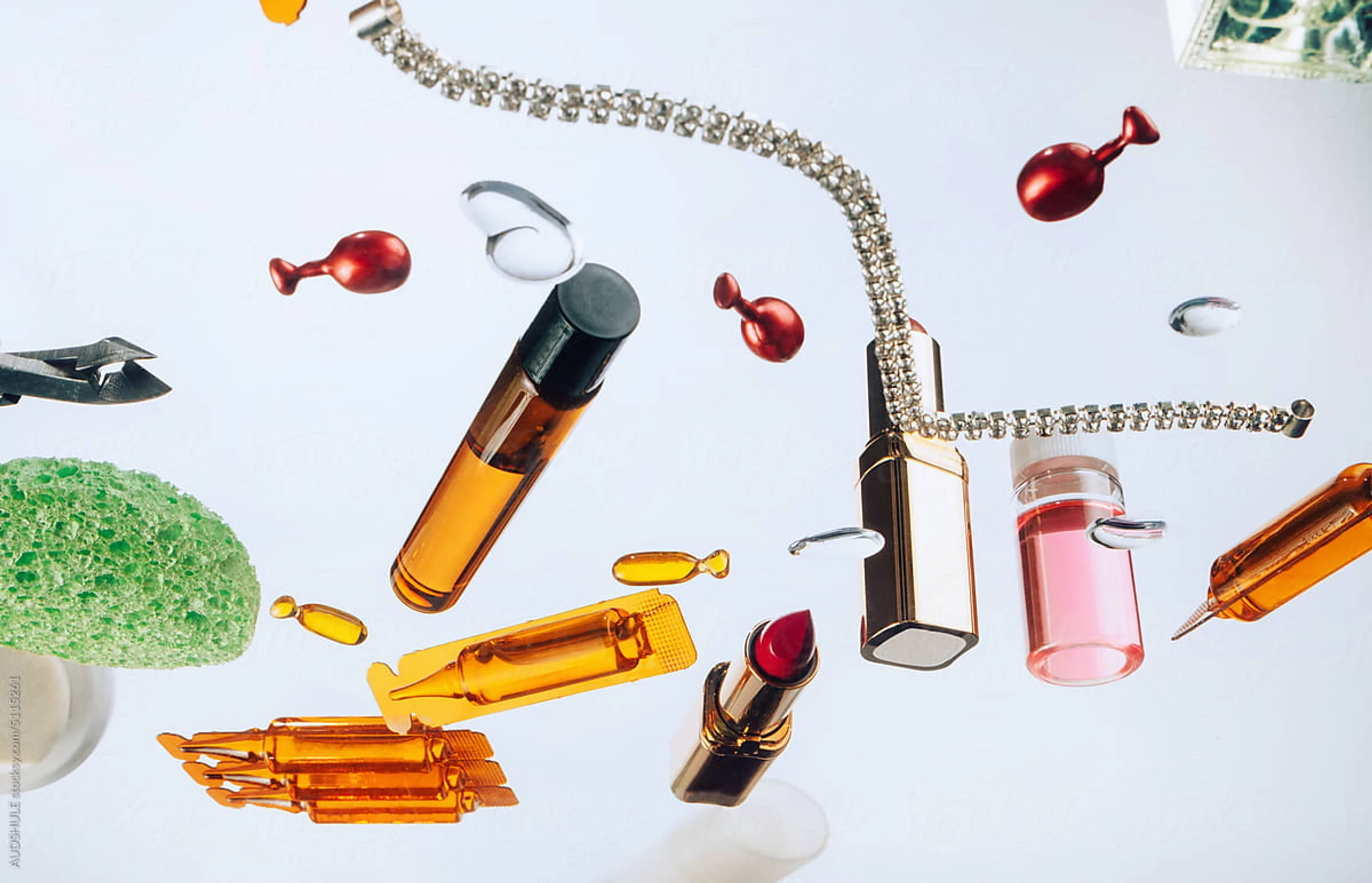 Make-up und Skincare bunt verteilt vor weißem Hintergrund