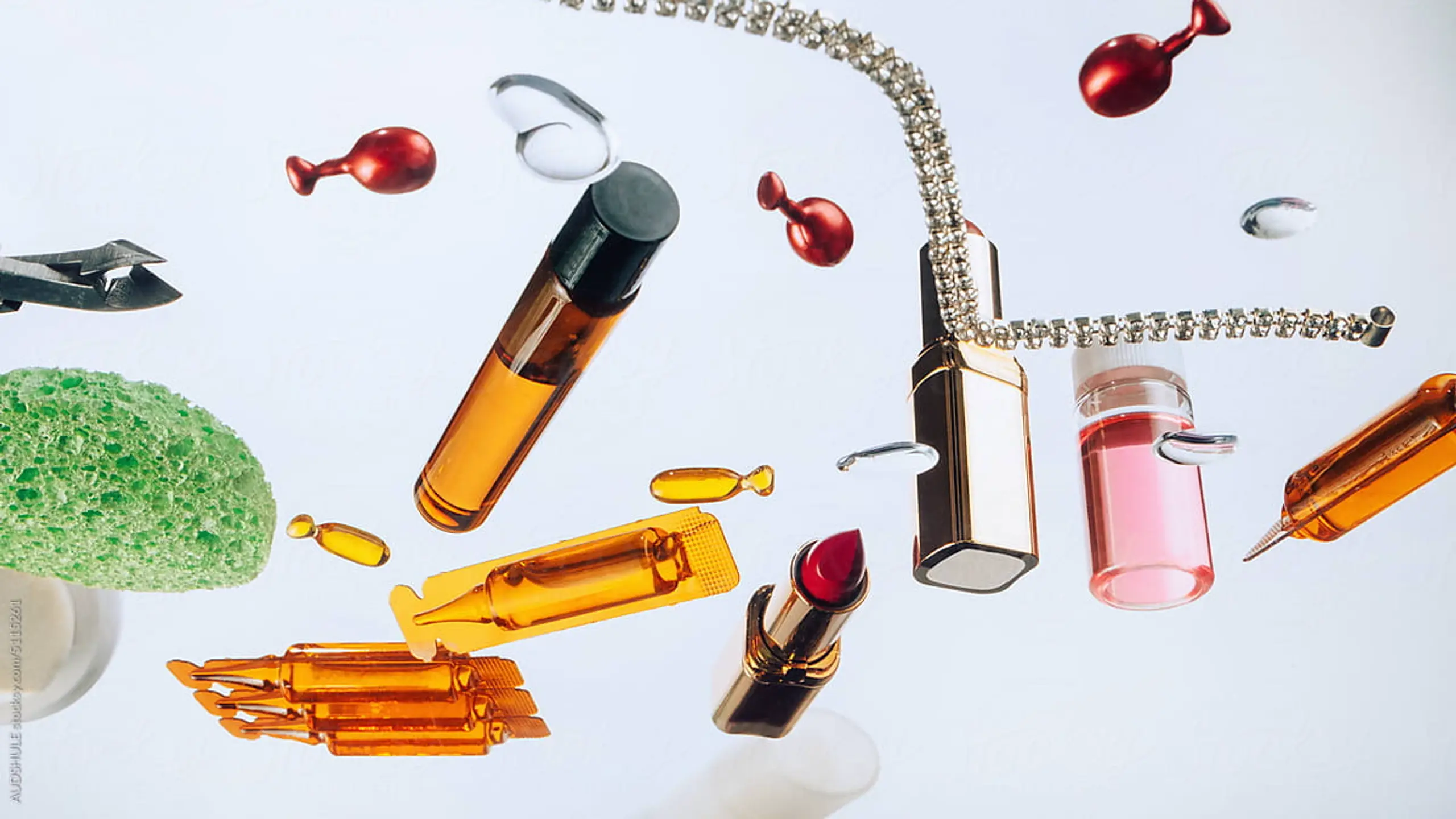 Make-up und Skincare bunt verteilt vor weißem Hintergrund