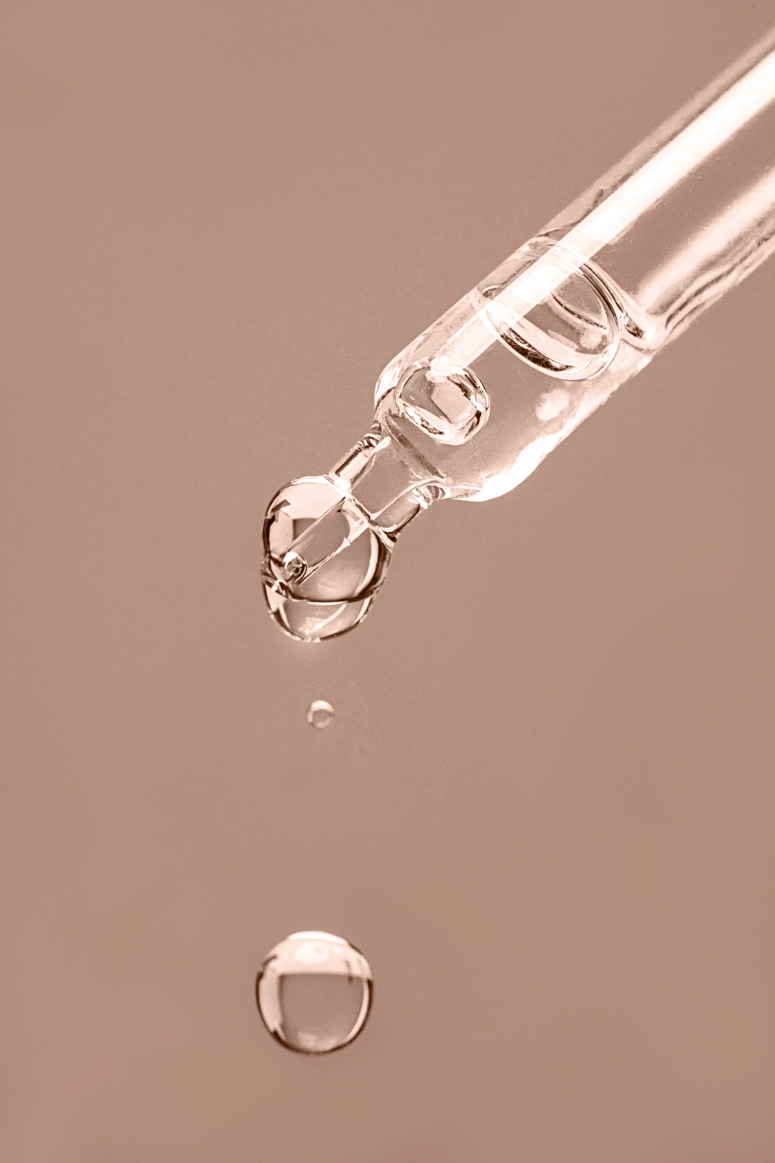 Close-up von Serum-Pipette auf braunem Hintergrund