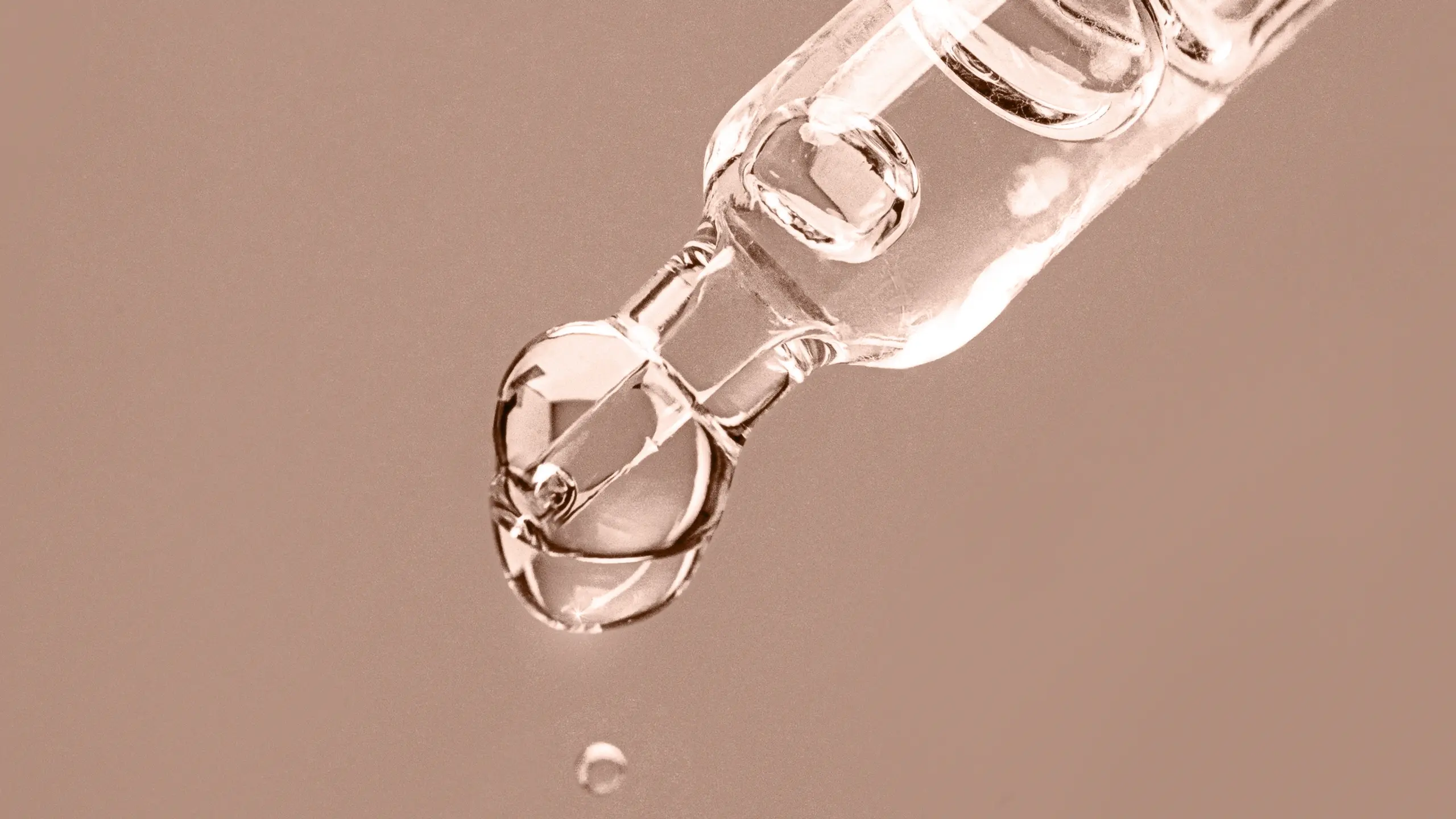 Close-up von Serum-Pipette auf braunem Hintergrund