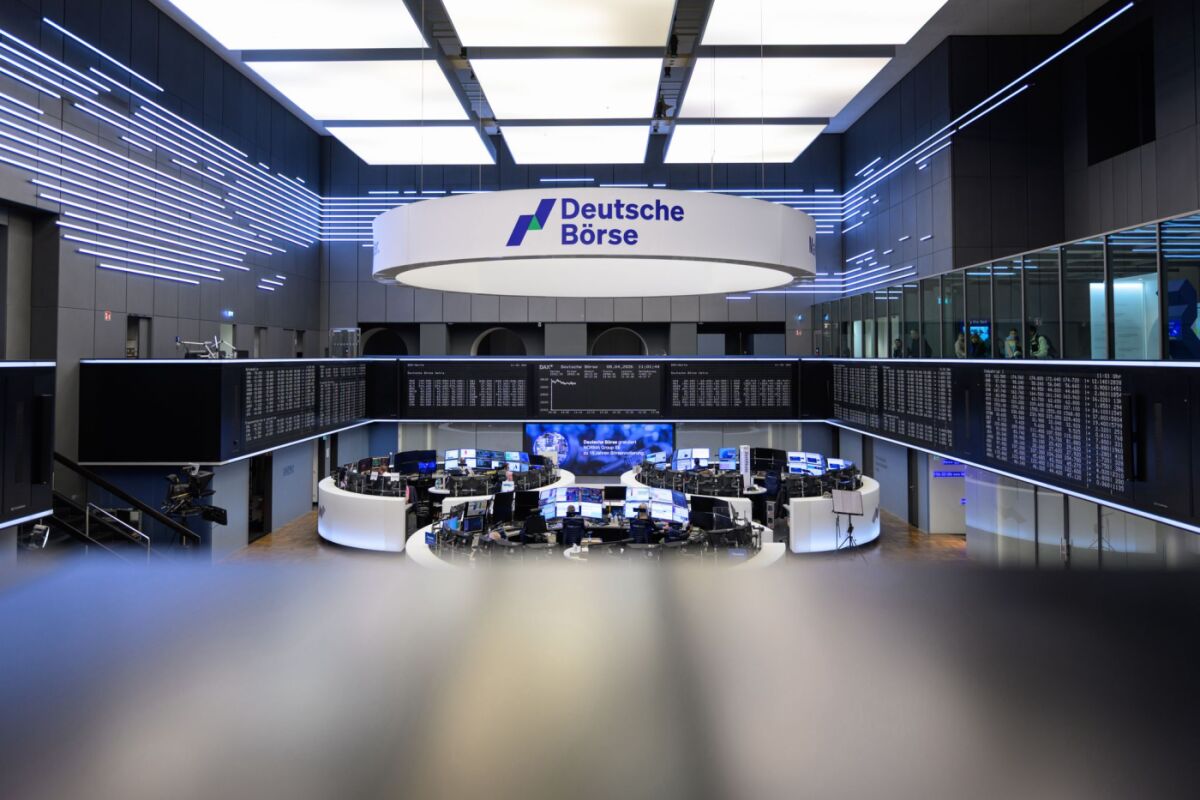 DAX gibt Teil seiner kräftigen Freitagsgewinne wieder ab