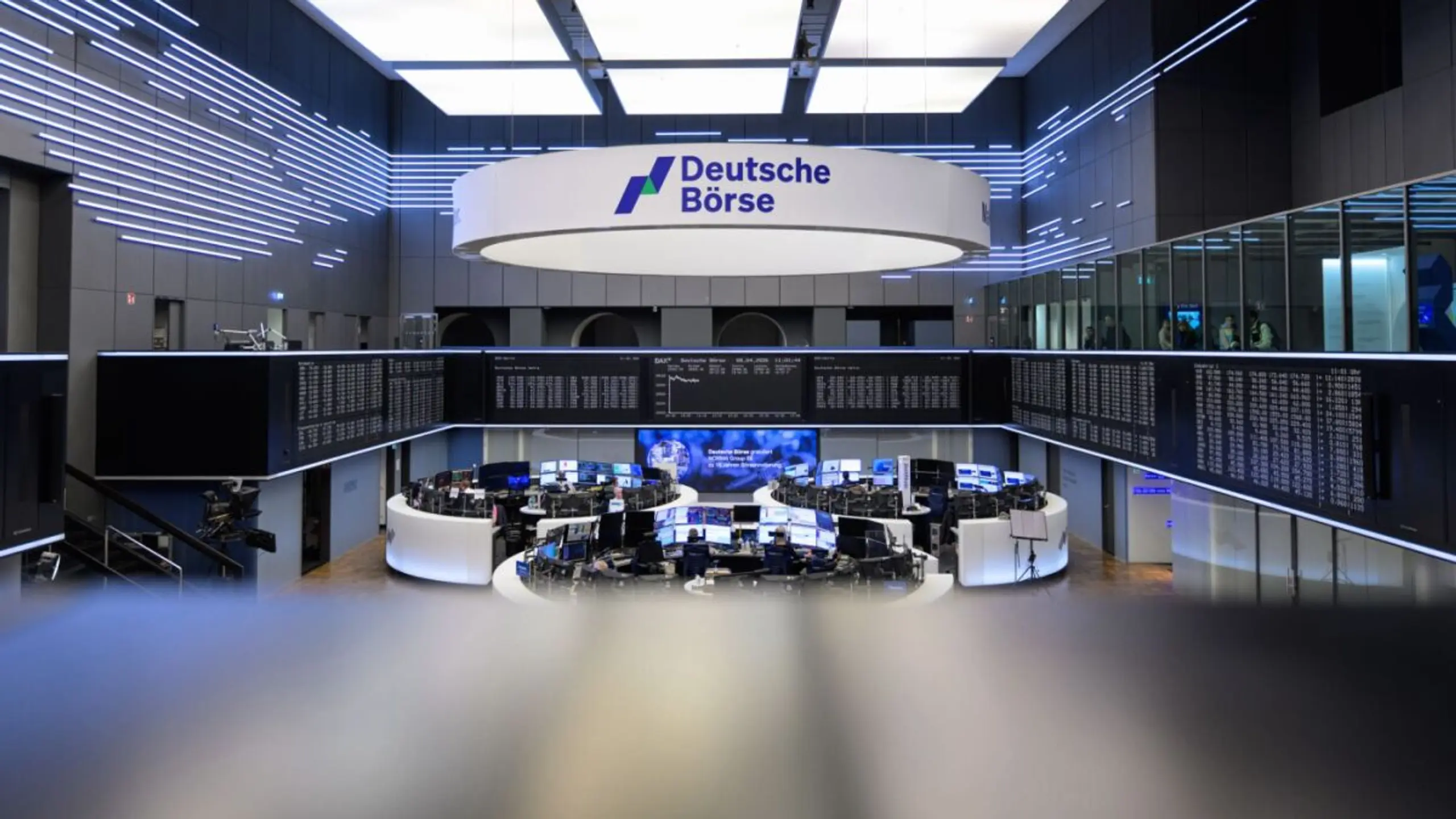 DAX gibt Teil seiner kräftigen Freitagsgewinne wieder ab