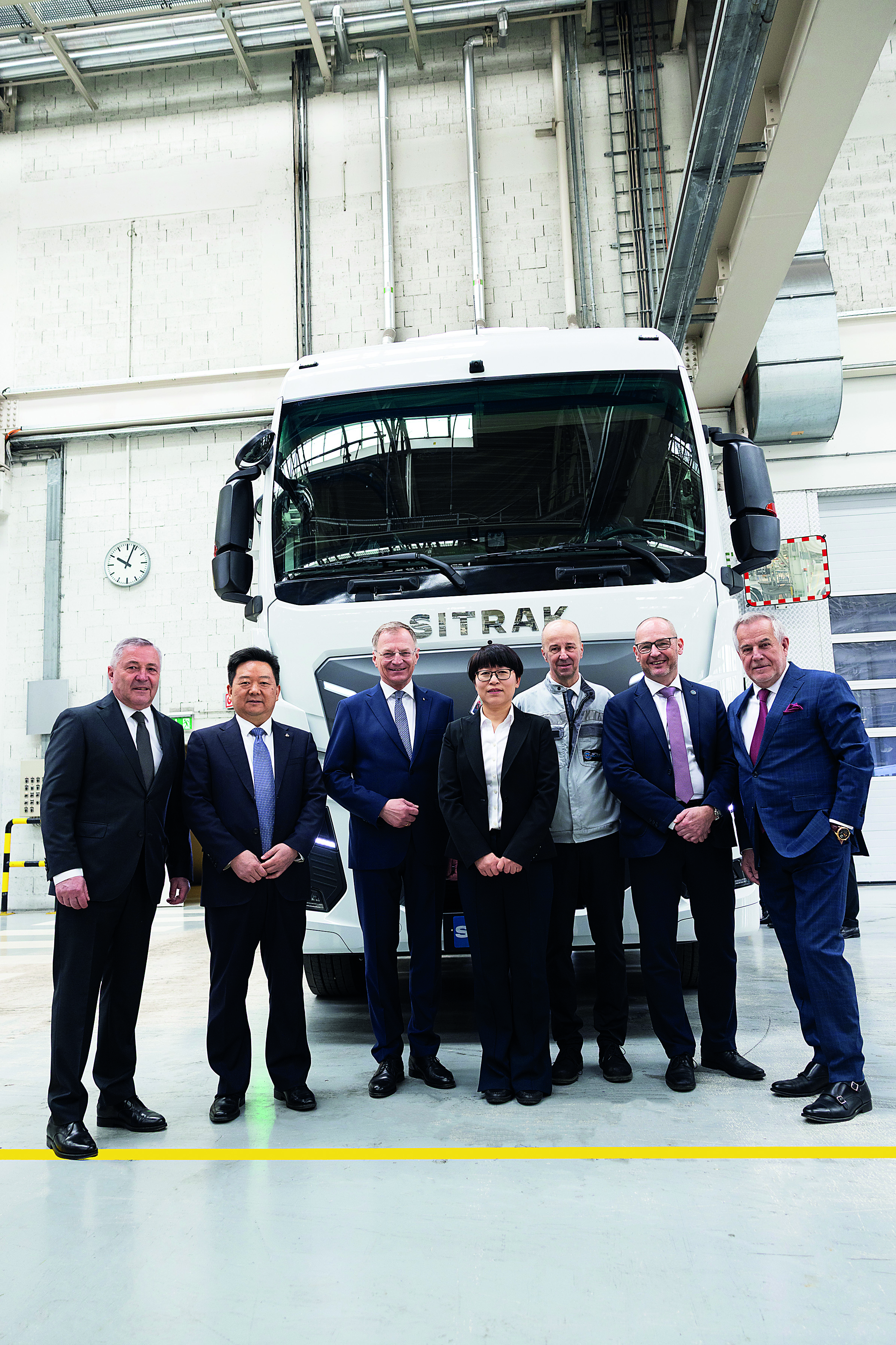 Steyr-Automotive-Eigentümer Siegfried Wolf (rechts) mit Landeshauptmann Thomas Stelzer (3. v. l.), seinem Management und der Delegation aus China den ersten in Steyr montierten Sinotruk-Lkw.