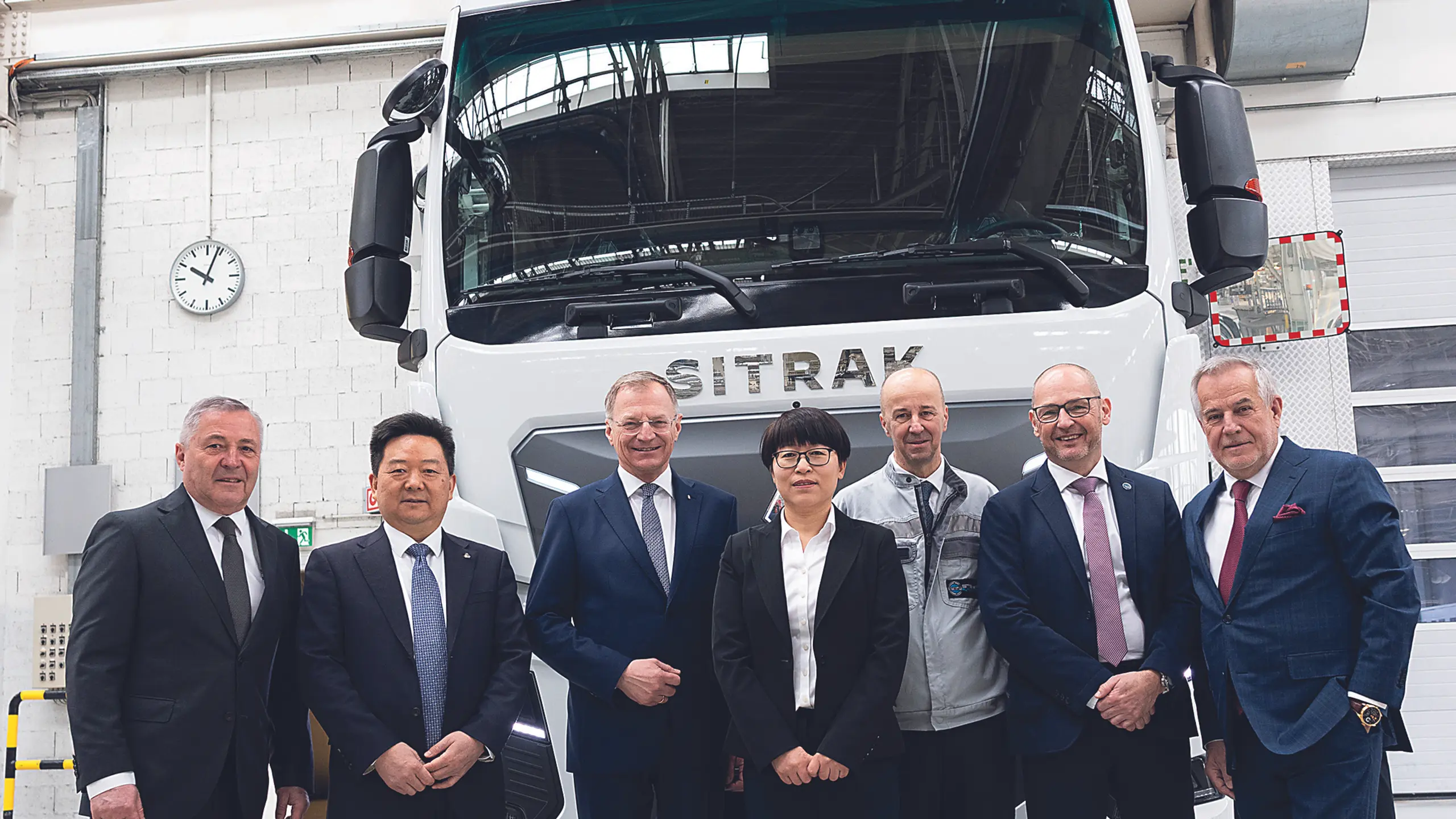 © Steyr Automotive Steyr-Automotive-Eigentümer Siegfried Wolf (rechts) mit Landeshauptmann Thomas Stelzer (3. v. l.), seinem Management und der Delegation aus China den ersten in Steyr montierten Sinotruk-Lkw.
