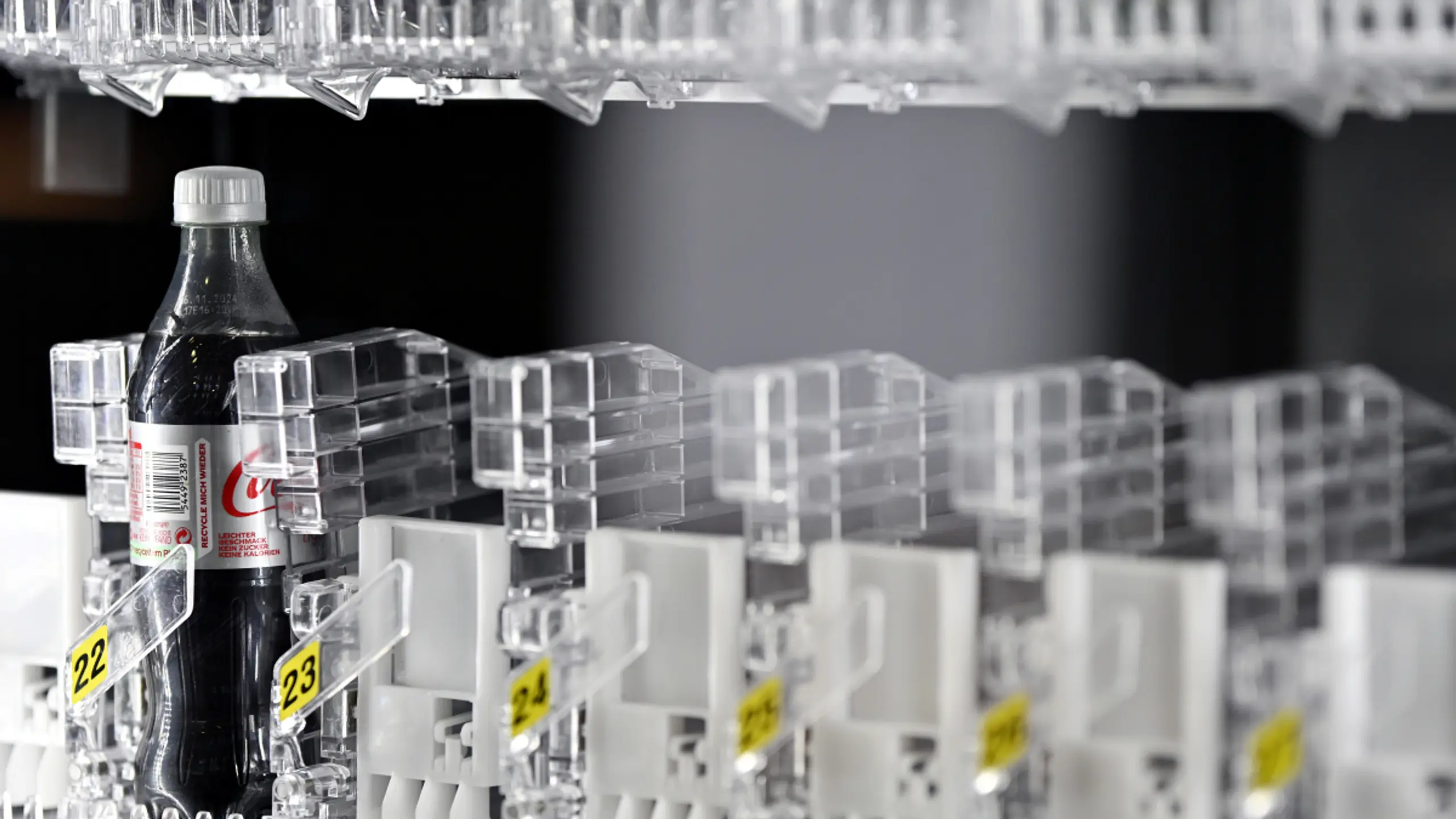 © HANS KLAUS TECHT, Themenbild, Apa Cola Light in Flaschen gibt es in Indien nicht