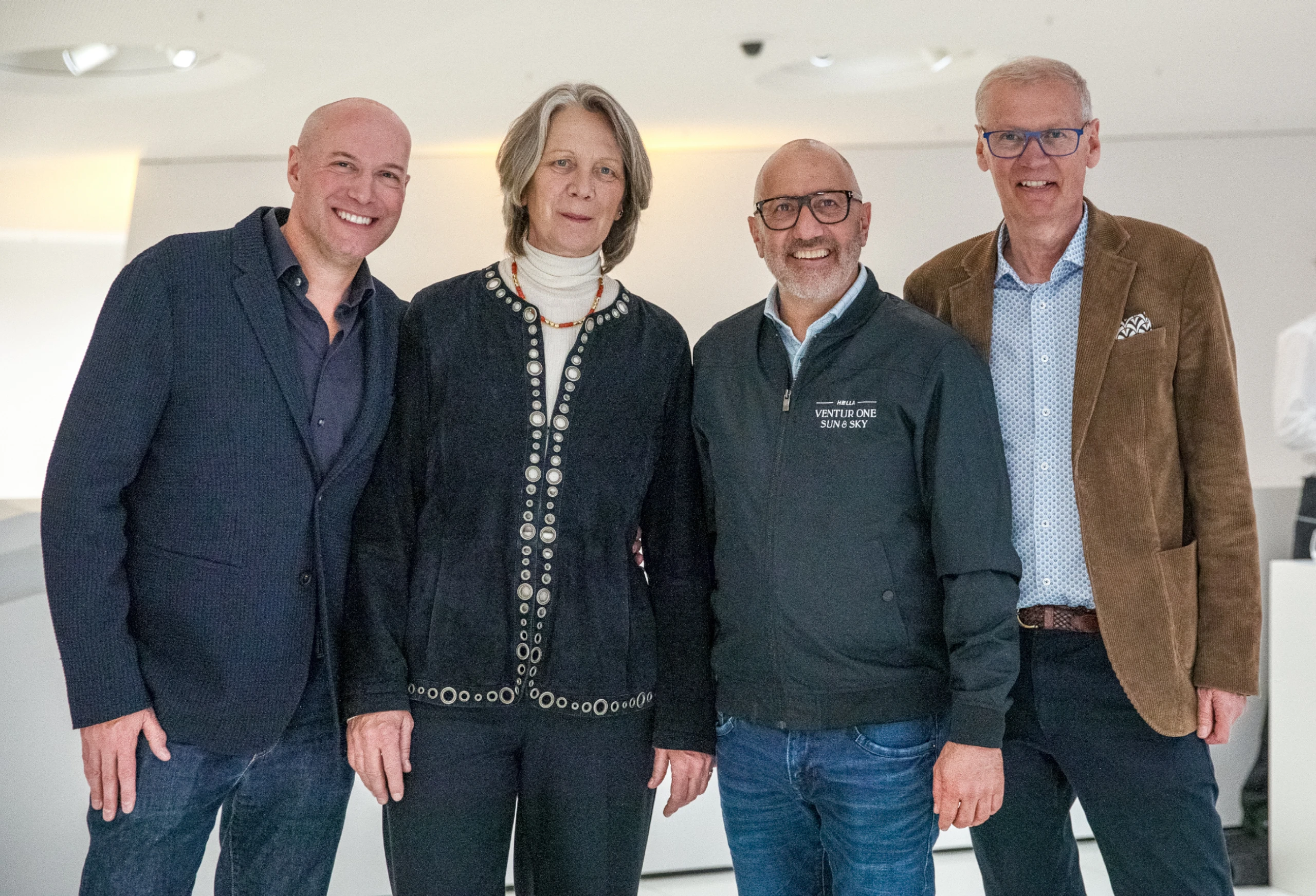 Design trifft Technik: Hella enthüllt neues Lamellendach im Porsche Museum