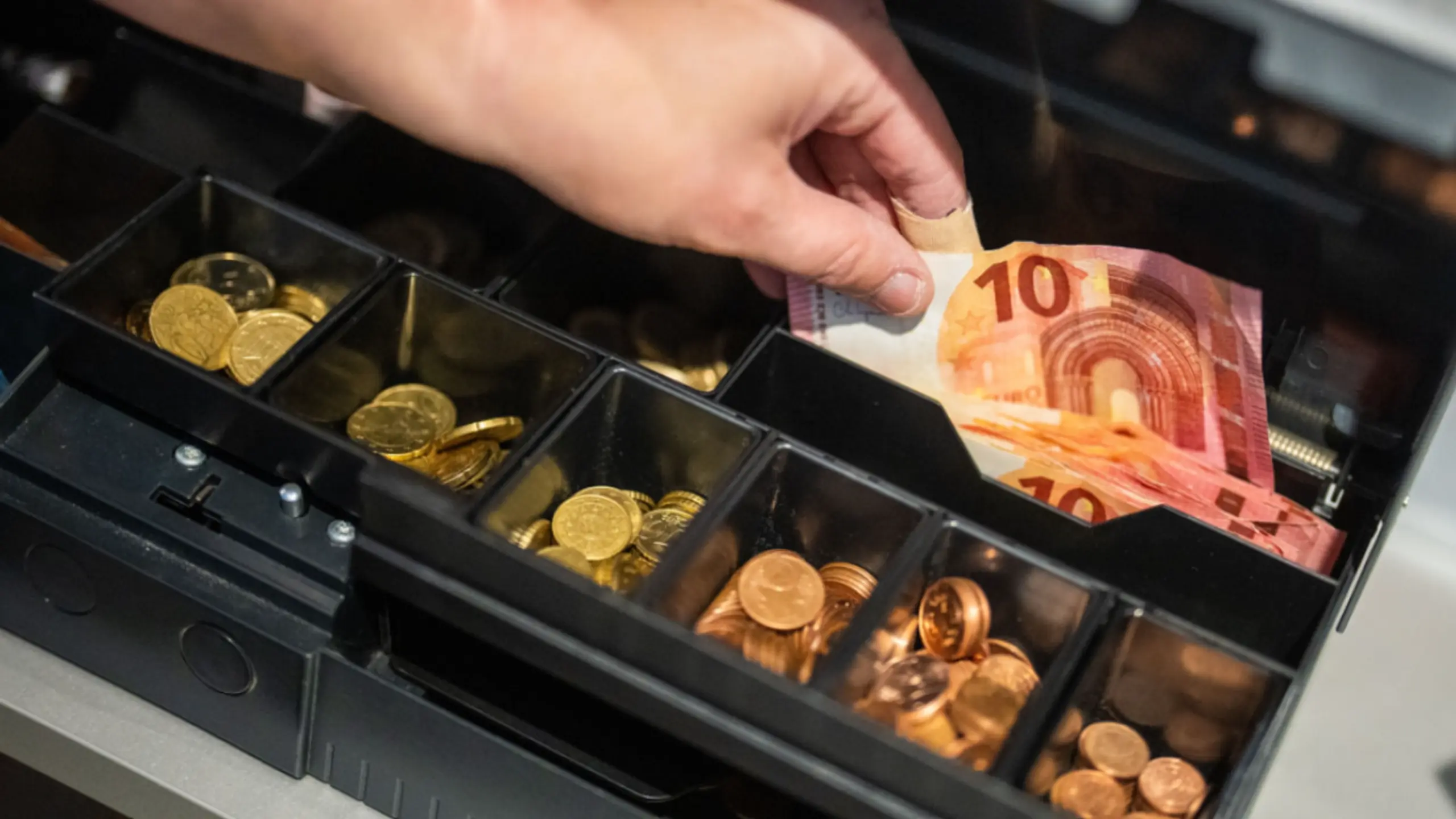 © Themenbild, Apa, GEORG HOCHMUTH Kauflust spült weinger in die Kassen