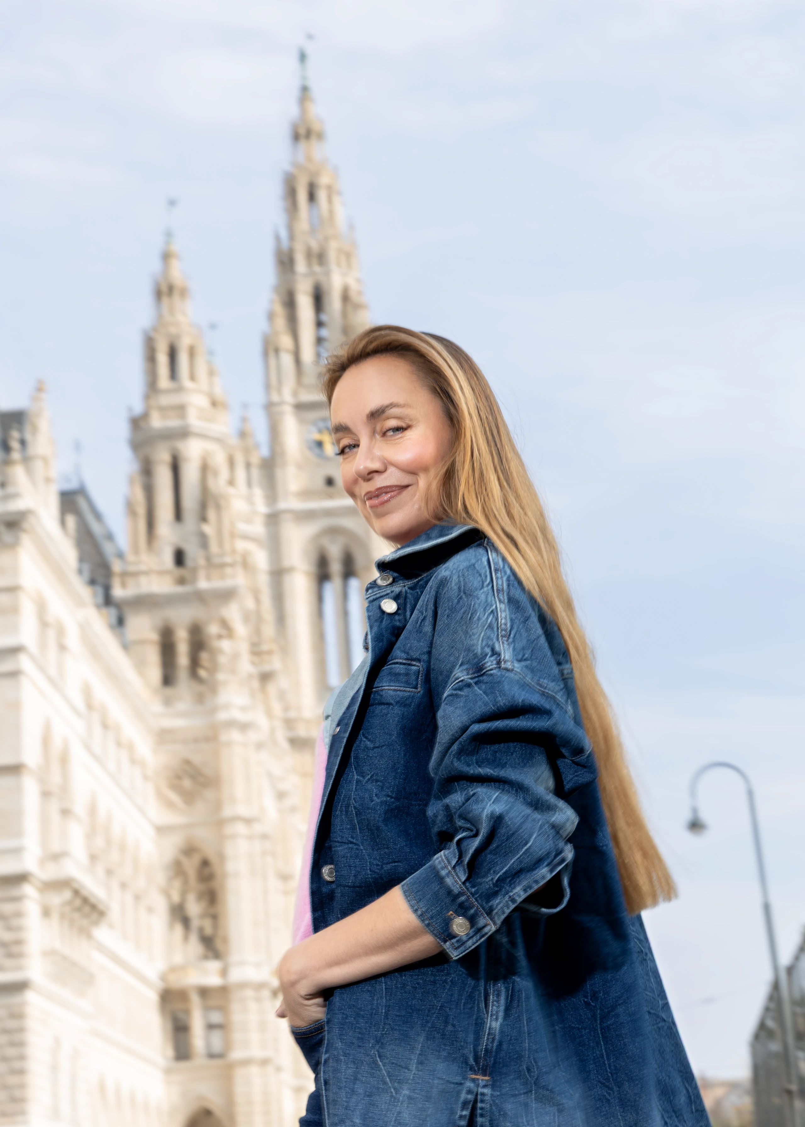 Liliana Klein vor dem Wiener Rathaus