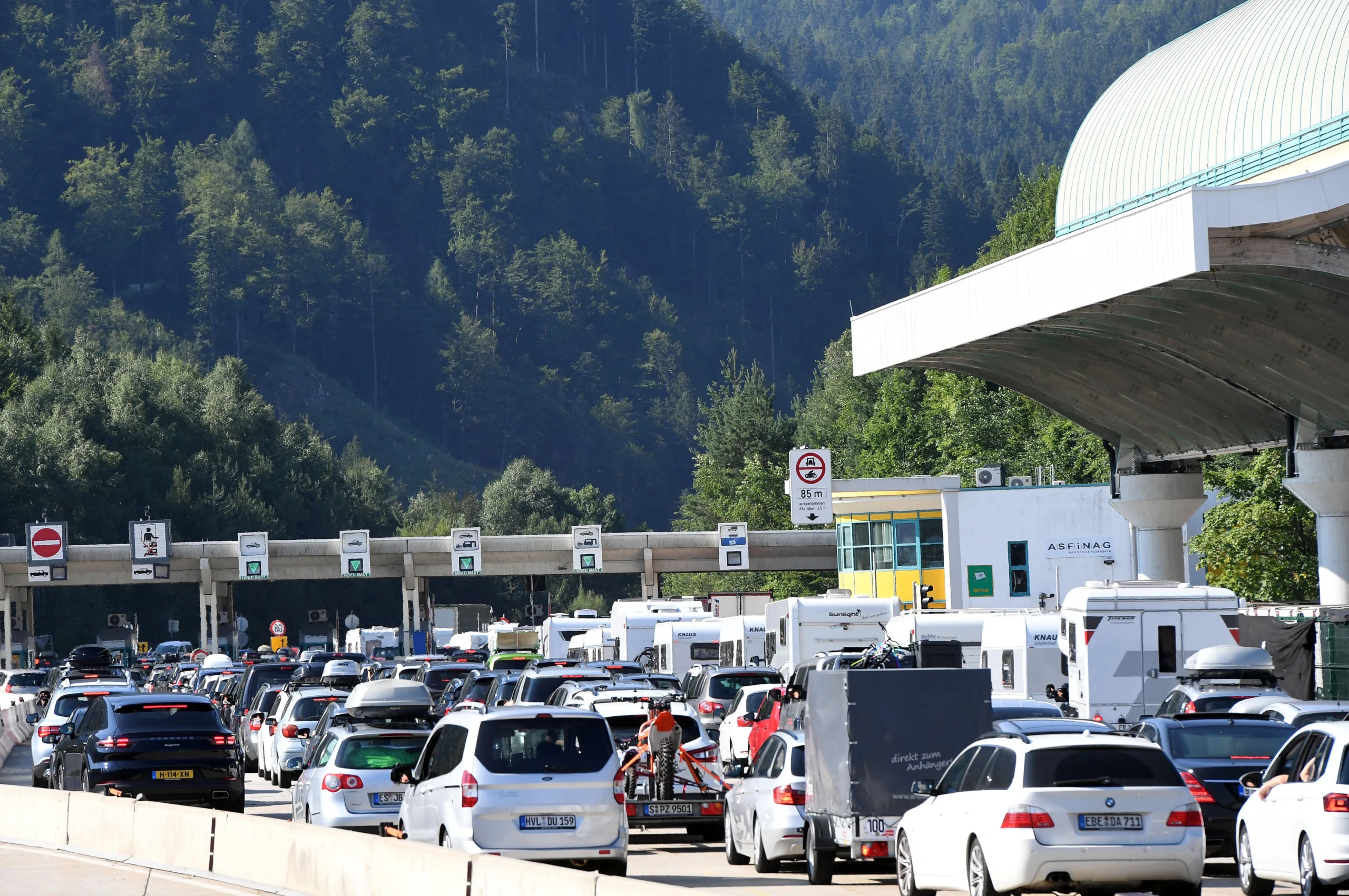 Autos im Stau vor Grenzkontrolle