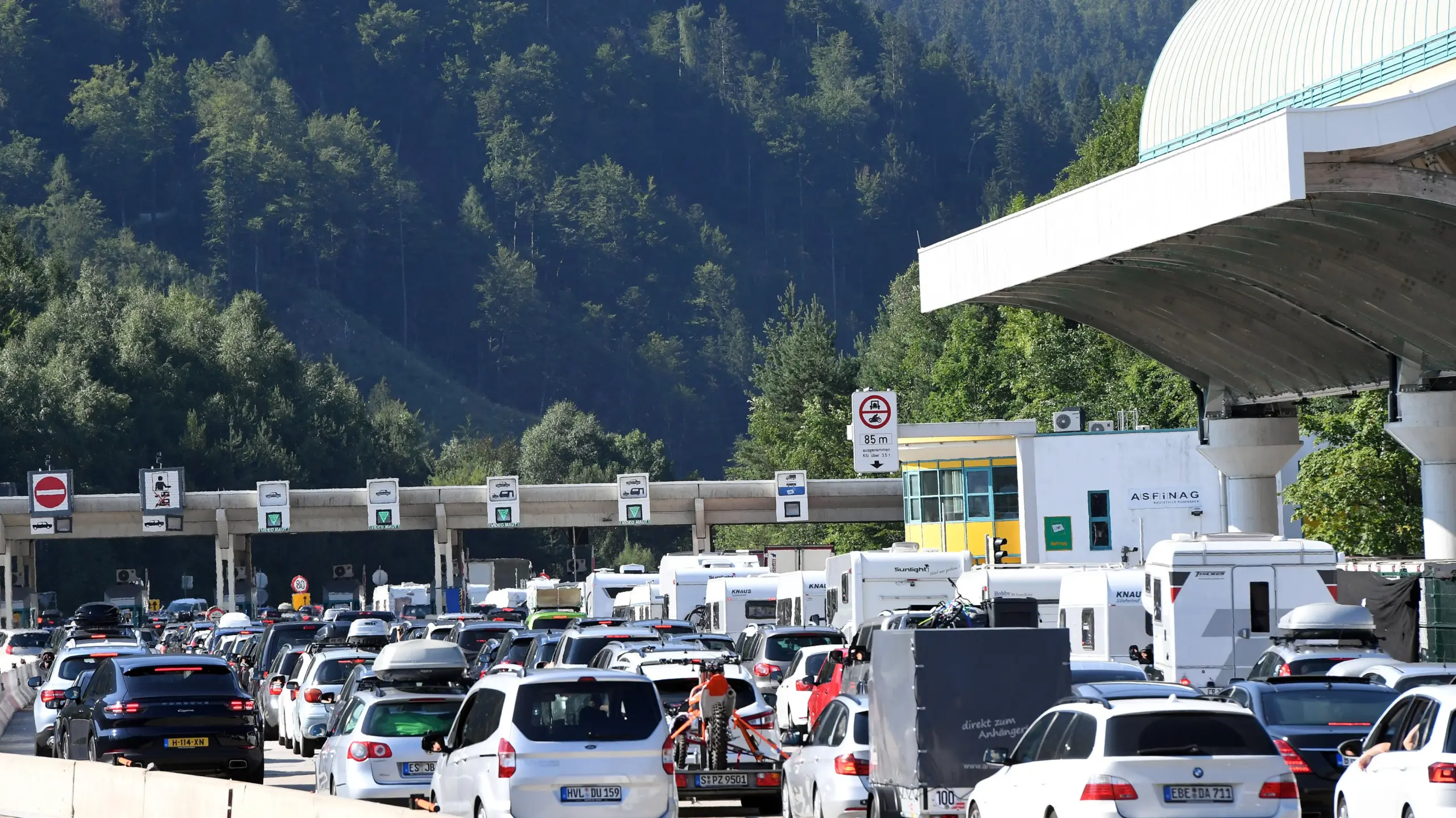 © APA/SOBE HERMANN Autos im Stau vor Grenzkontrolle