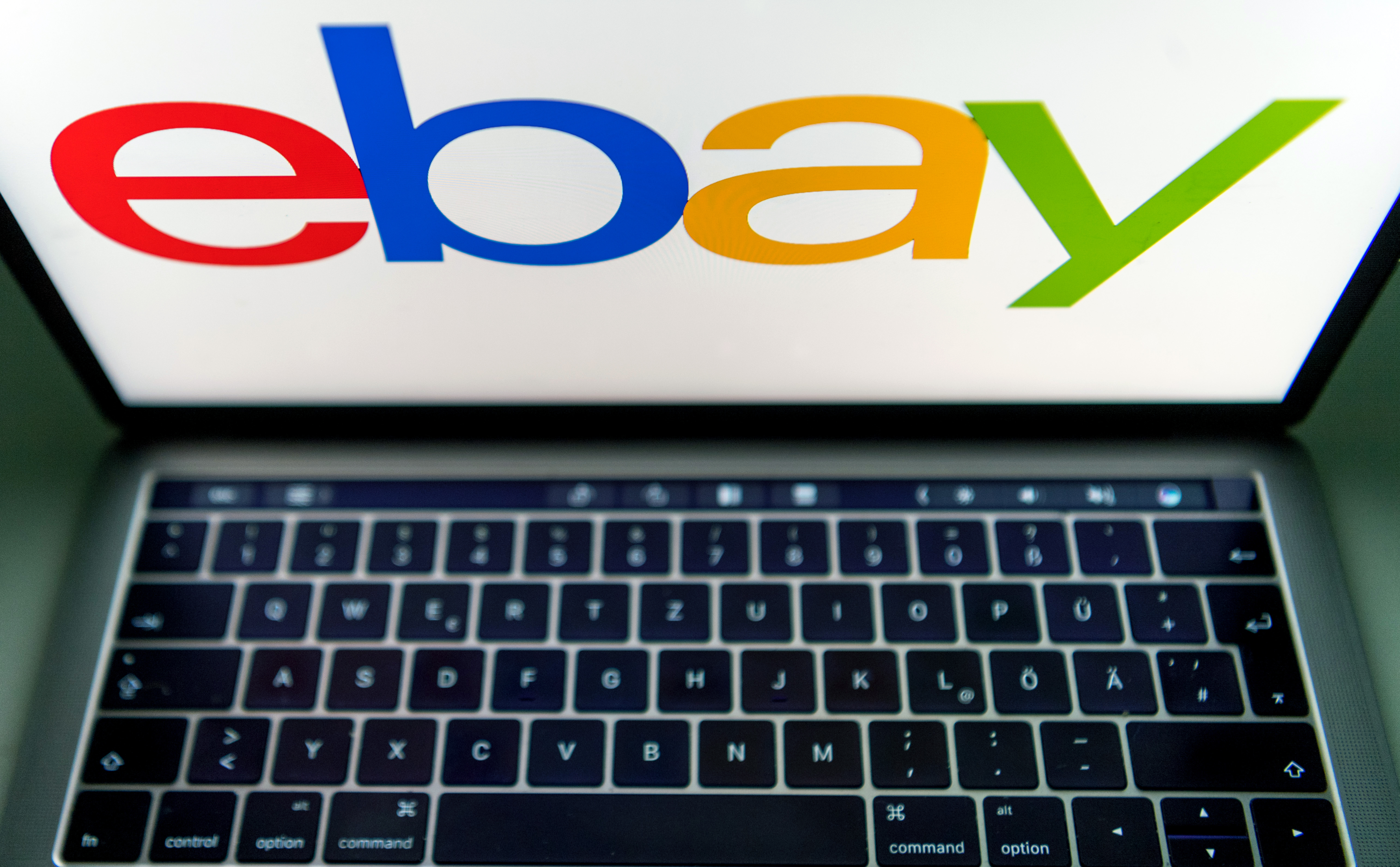 ebay-Logo auf Mac-Bildschirm