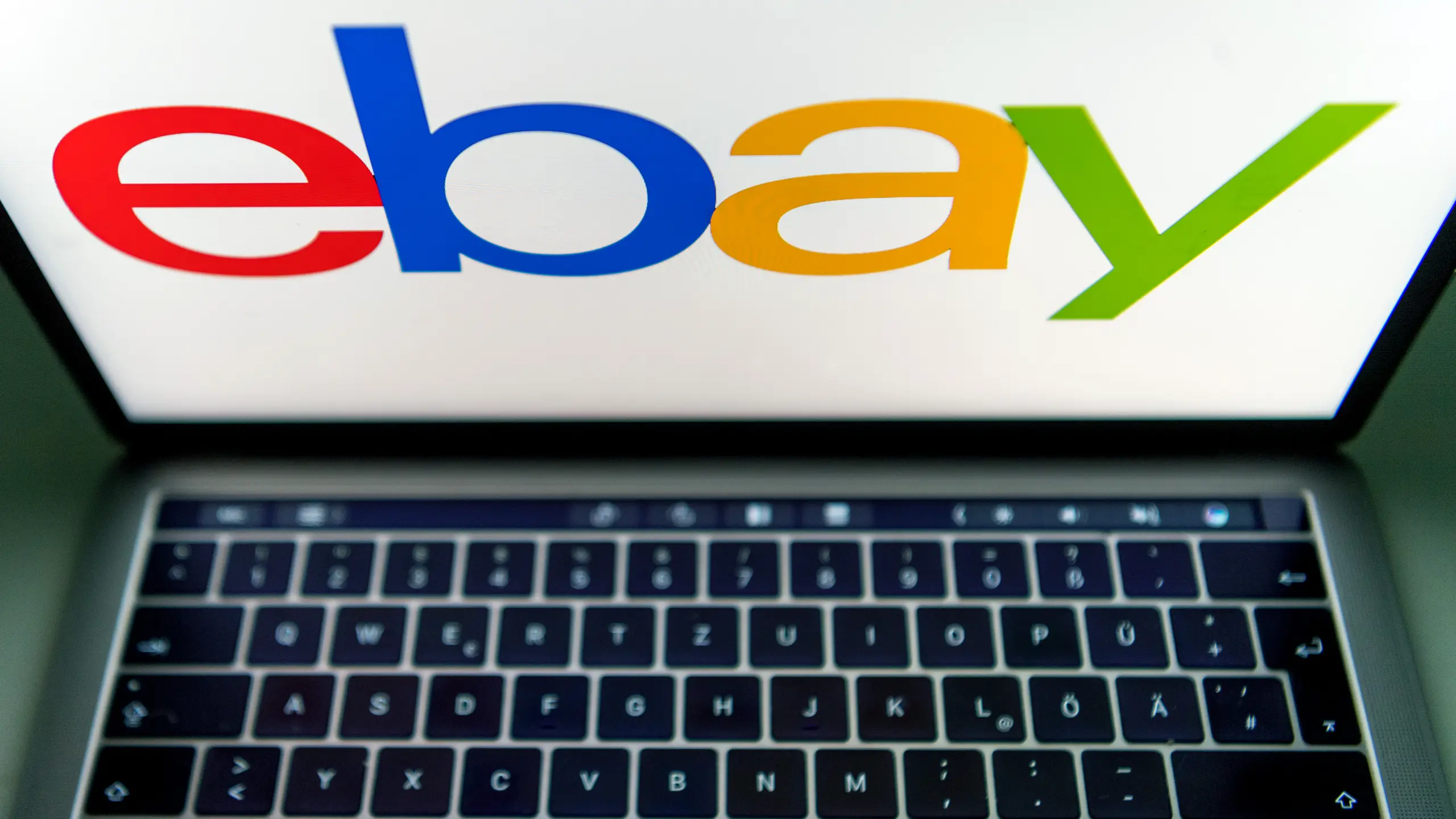 © APA / ZB / Monika Skolimowsk ebay-Logo auf Mac-Bildschirm