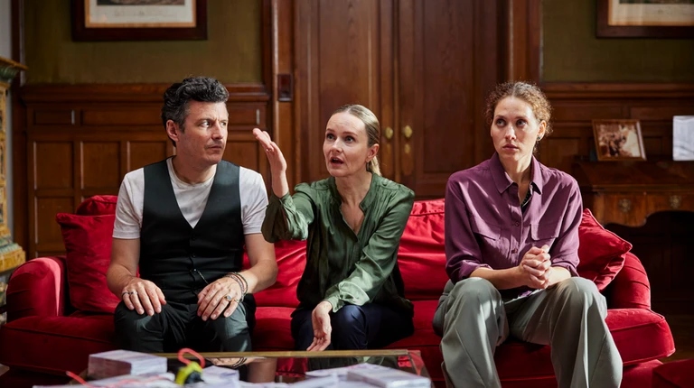 Fanny Krausz: Mit Adele Neuhauser und Bernhard Schir in der schwarzen Krimikomödie „Mama ist die Best(i)e"
