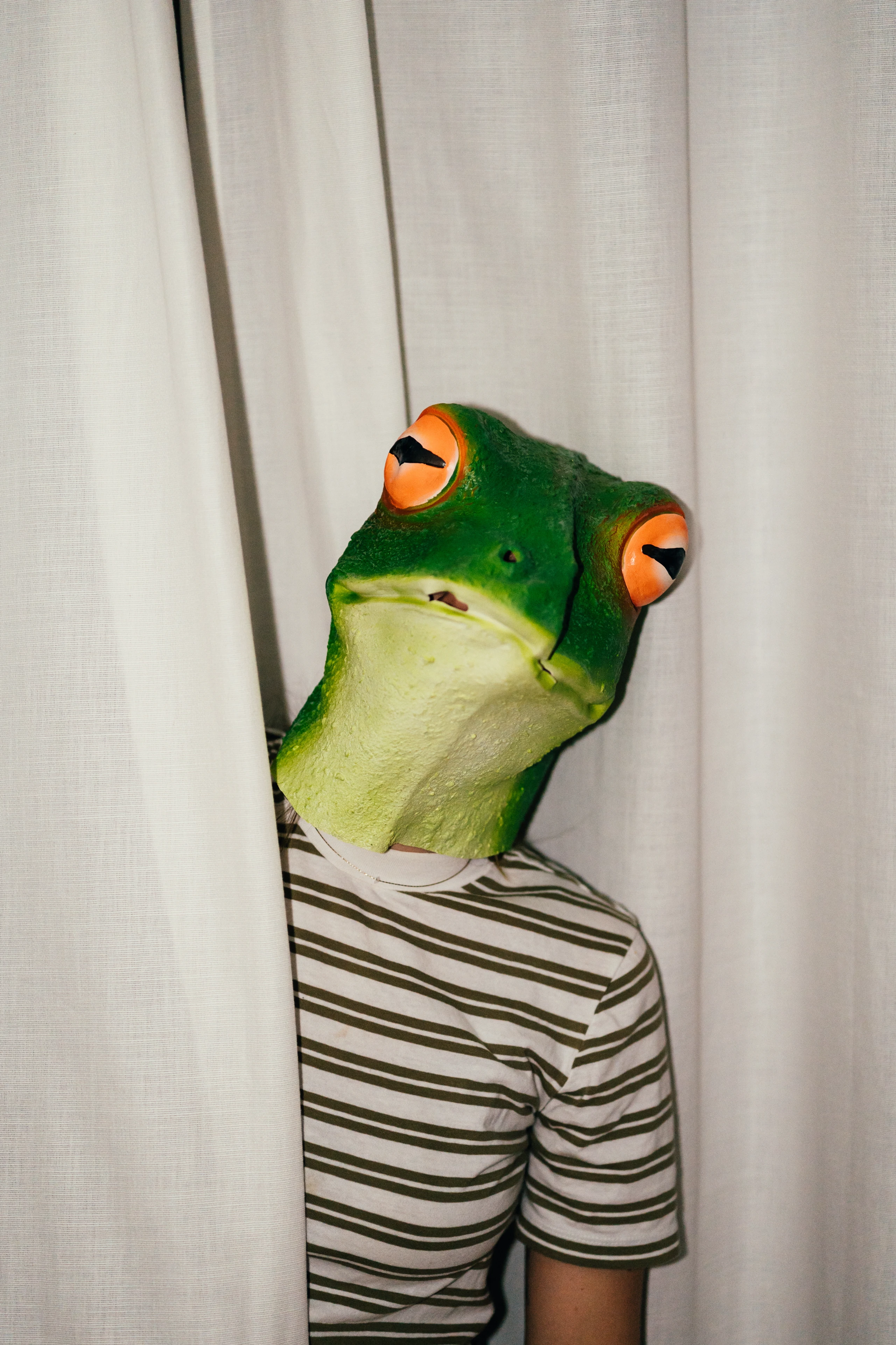 Mann mit Froschmaske