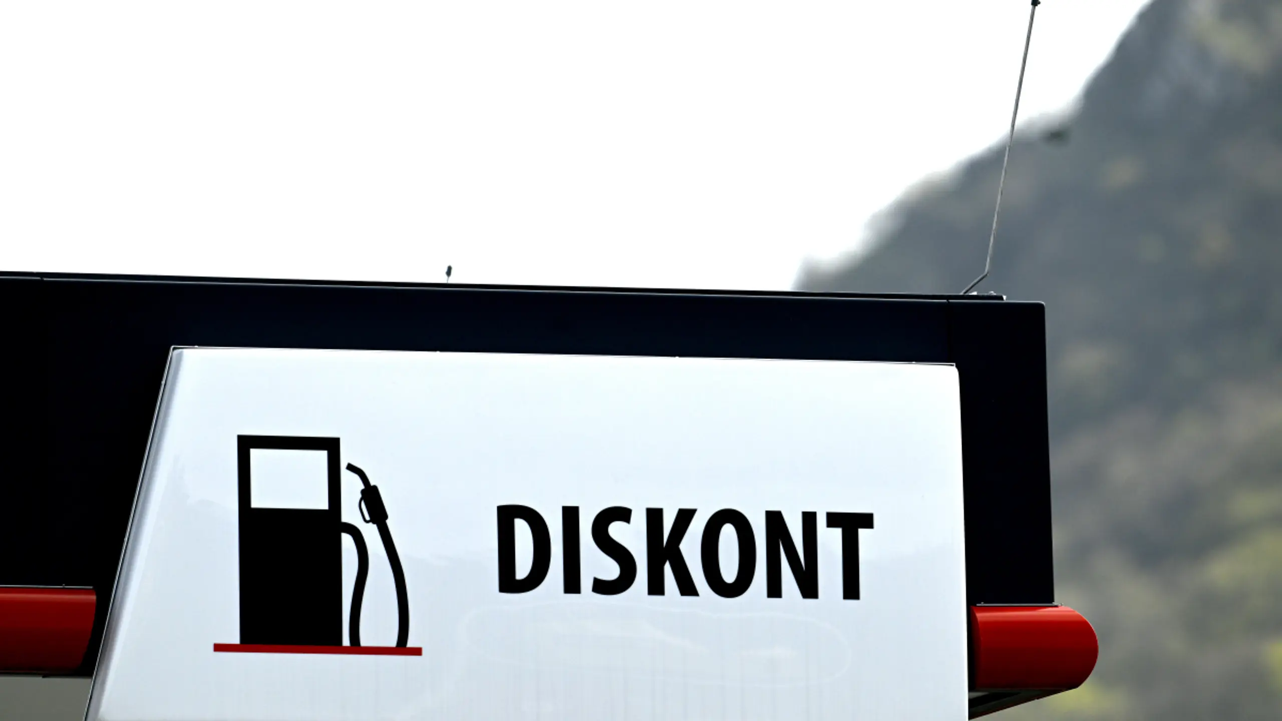 Arbeitnehmer muss etwa fünf Minuten für einen Liter Benzin arbeiten