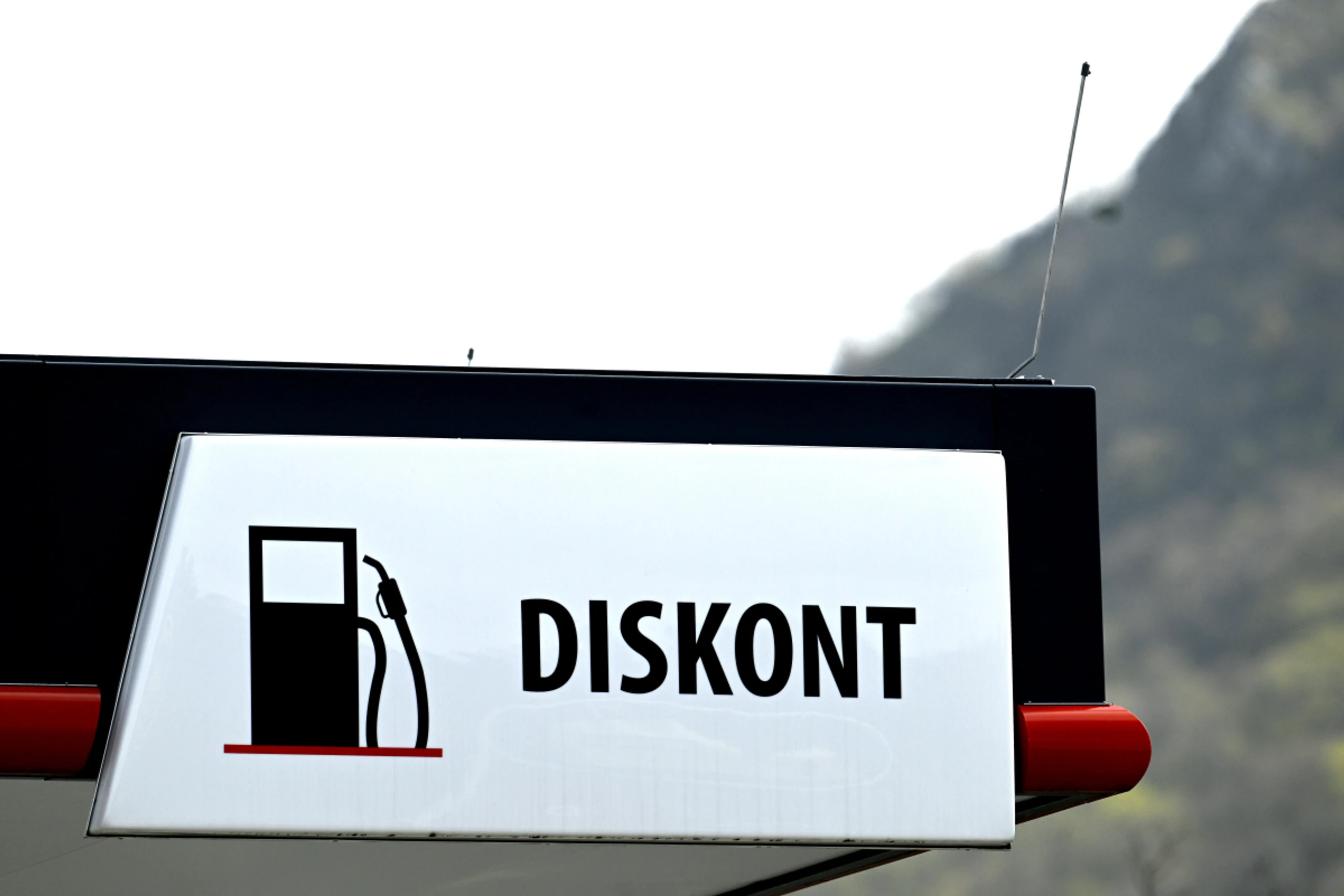 Arbeitnehmer muss etwa fünf Minuten für einen Liter Benzin arbeiten