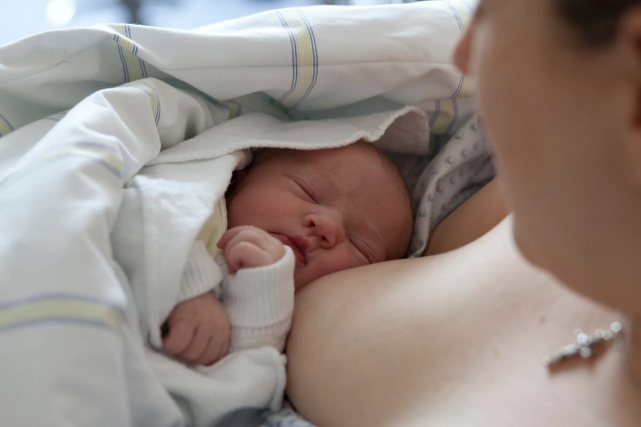 Eine Wochenbettdepression kann die Mutter-Kind-Beziehung belasten