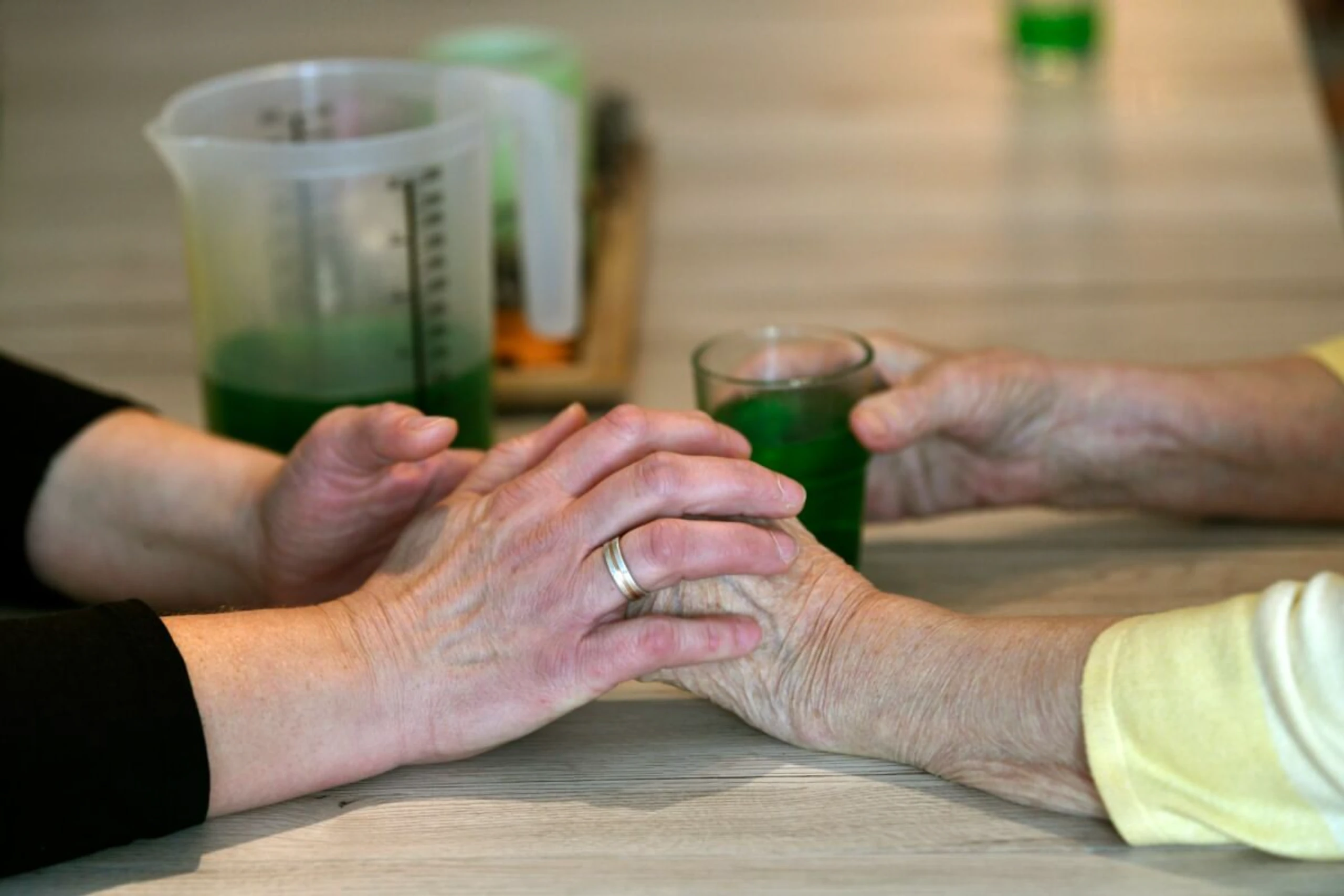 Geduld und Einfühlungsvermögen helfen der Person mit Demenz