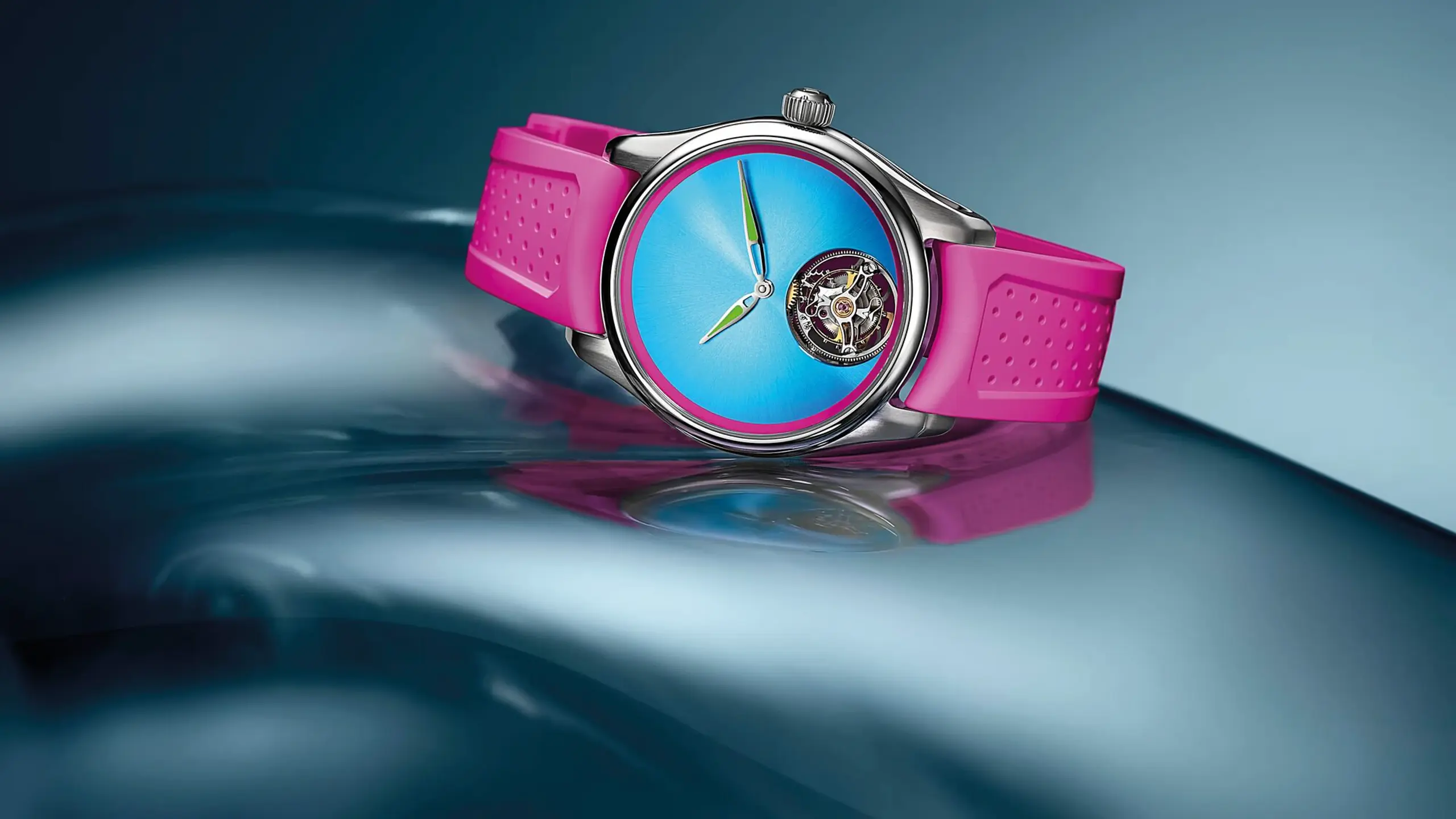 © beigestellt Silberne Uhr mit blauem Zifferblatt und pinkem Armband