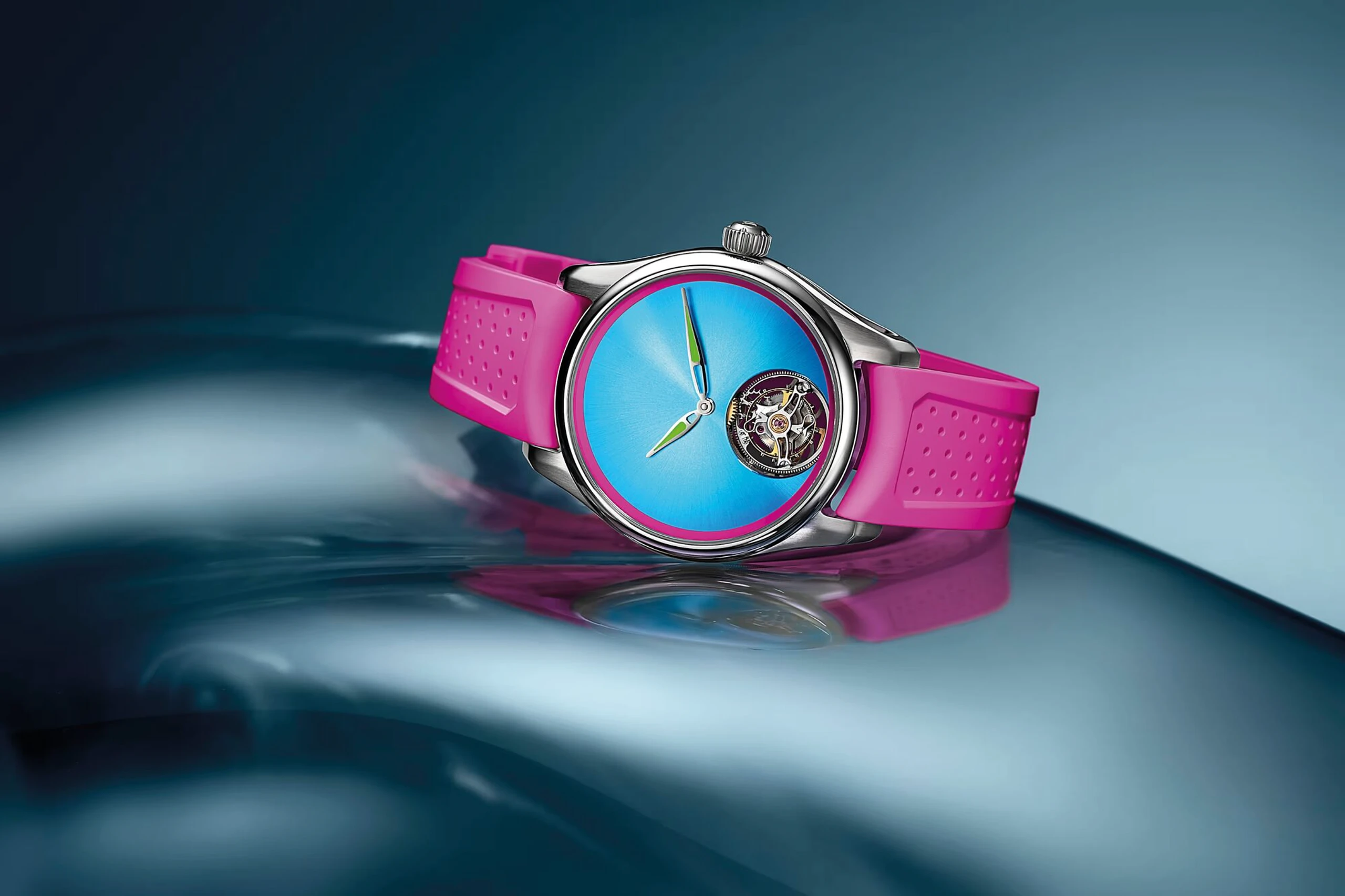 Silberne Uhr mit blauem Zifferblatt und pinkem Armband
