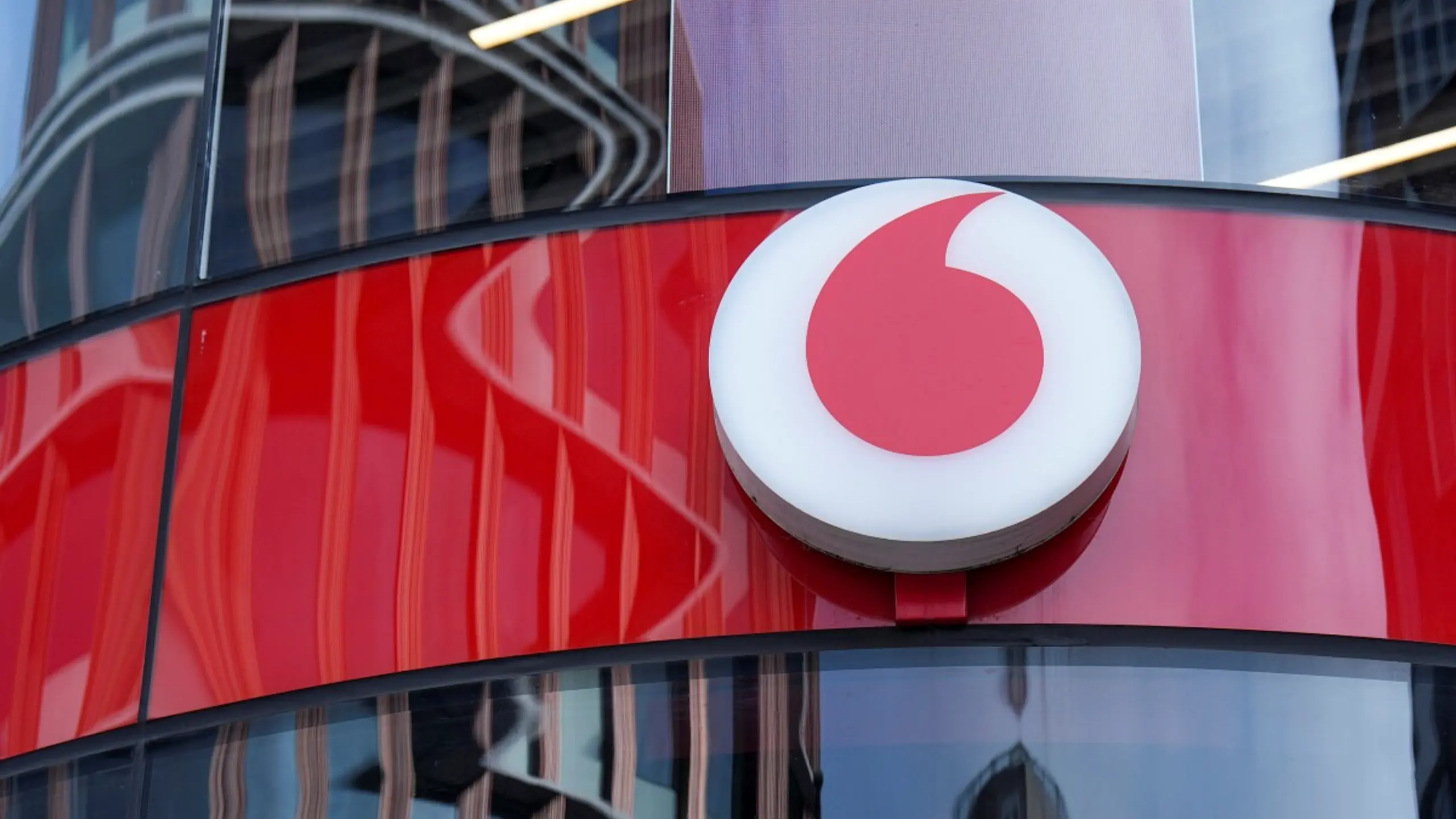 © AFP, CARLOS JASSO, Apa Vodafone mit Neuausrichtung in Deutschland und Großbritannien