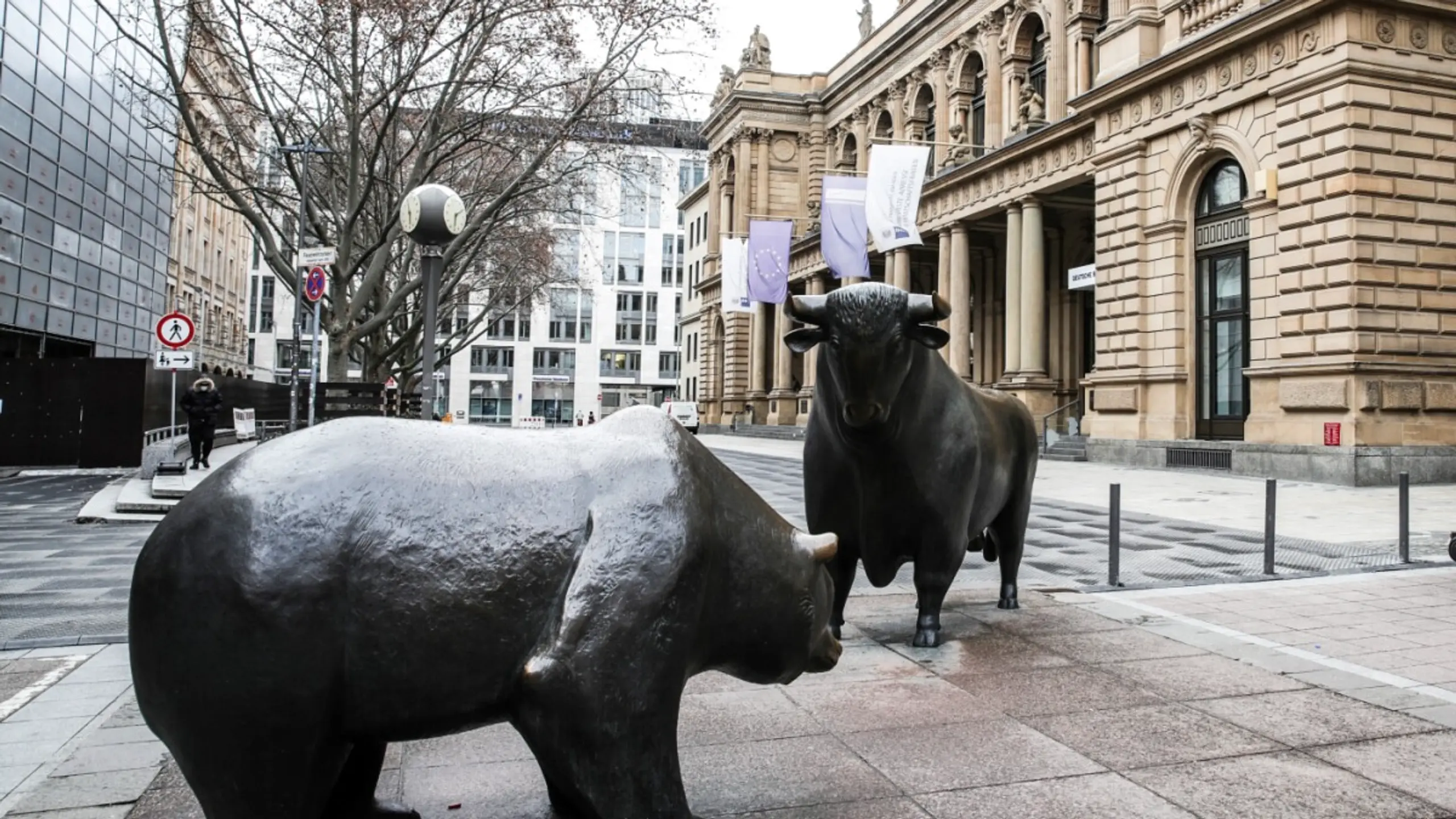 © AFP, ARMANDO BABANI, Apa Bär schlägt derzeit Bulle