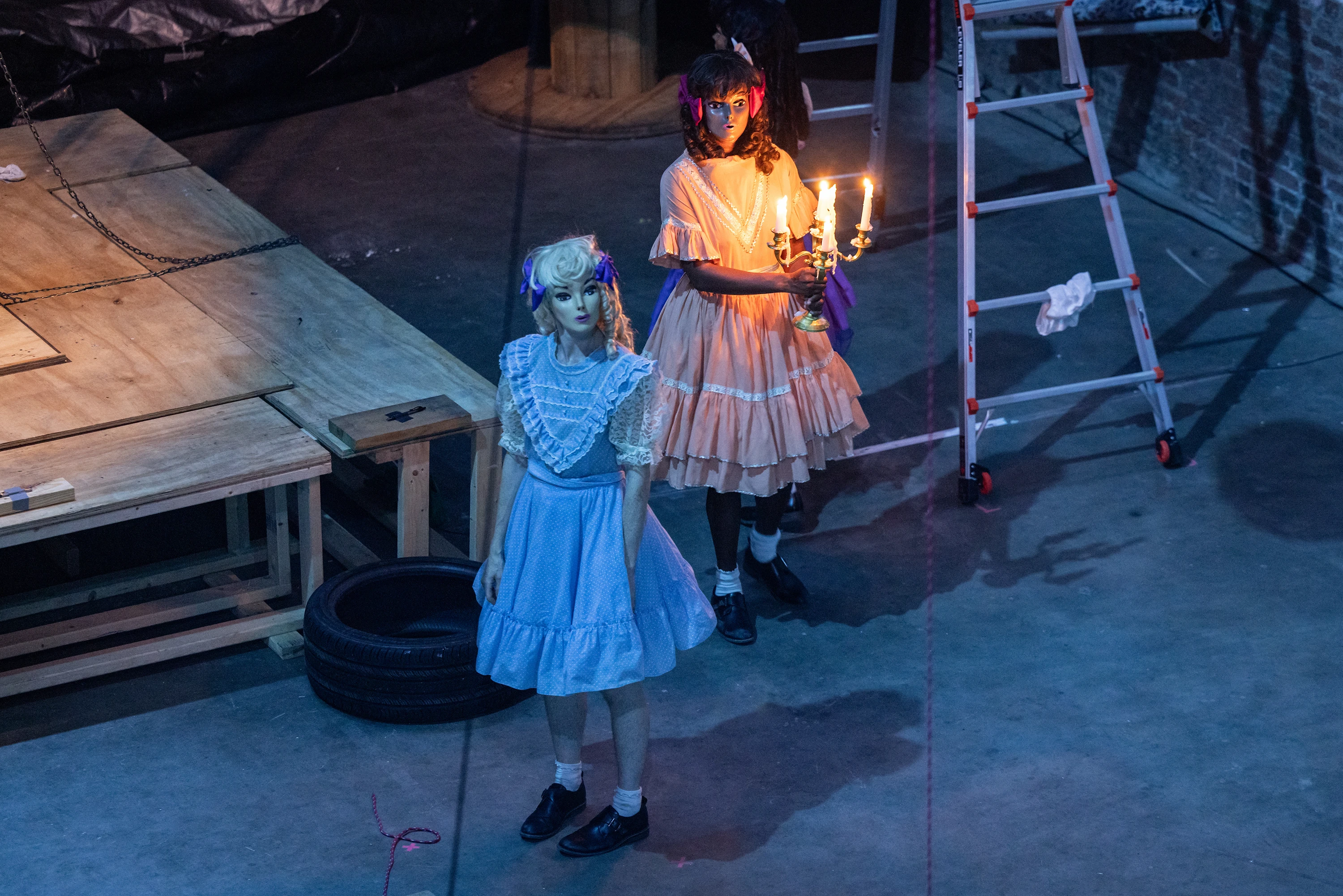 Zwei Darstellerinnen in Kostümen auf einer Theaterbühne