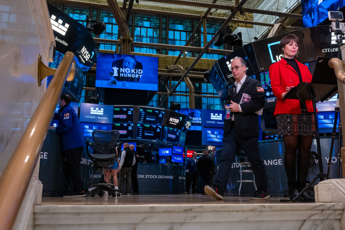 Nasdaq zieht vor Trumps China-Besuch wieder an