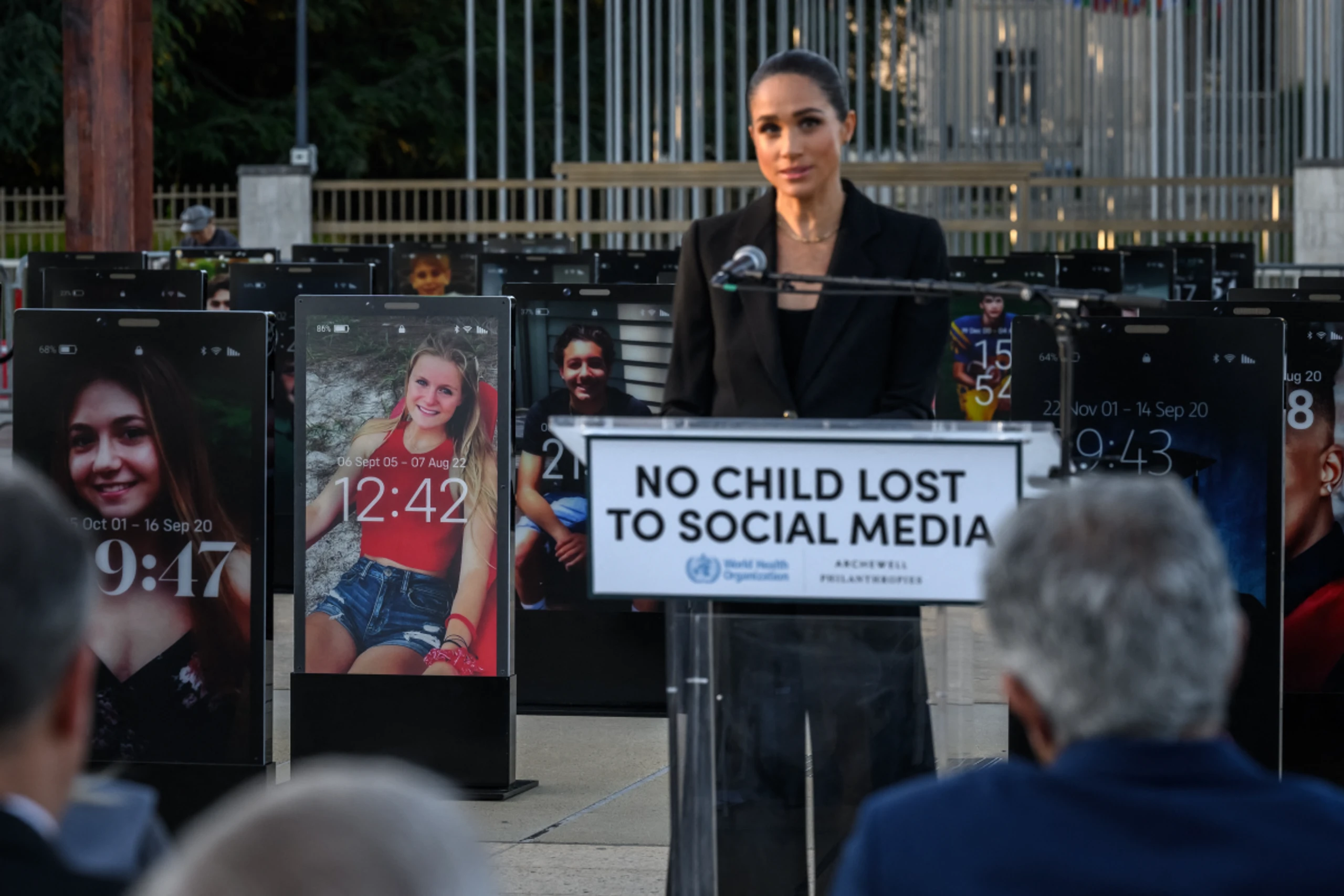 Meghan bei Ausstellungseröffnung in Genf