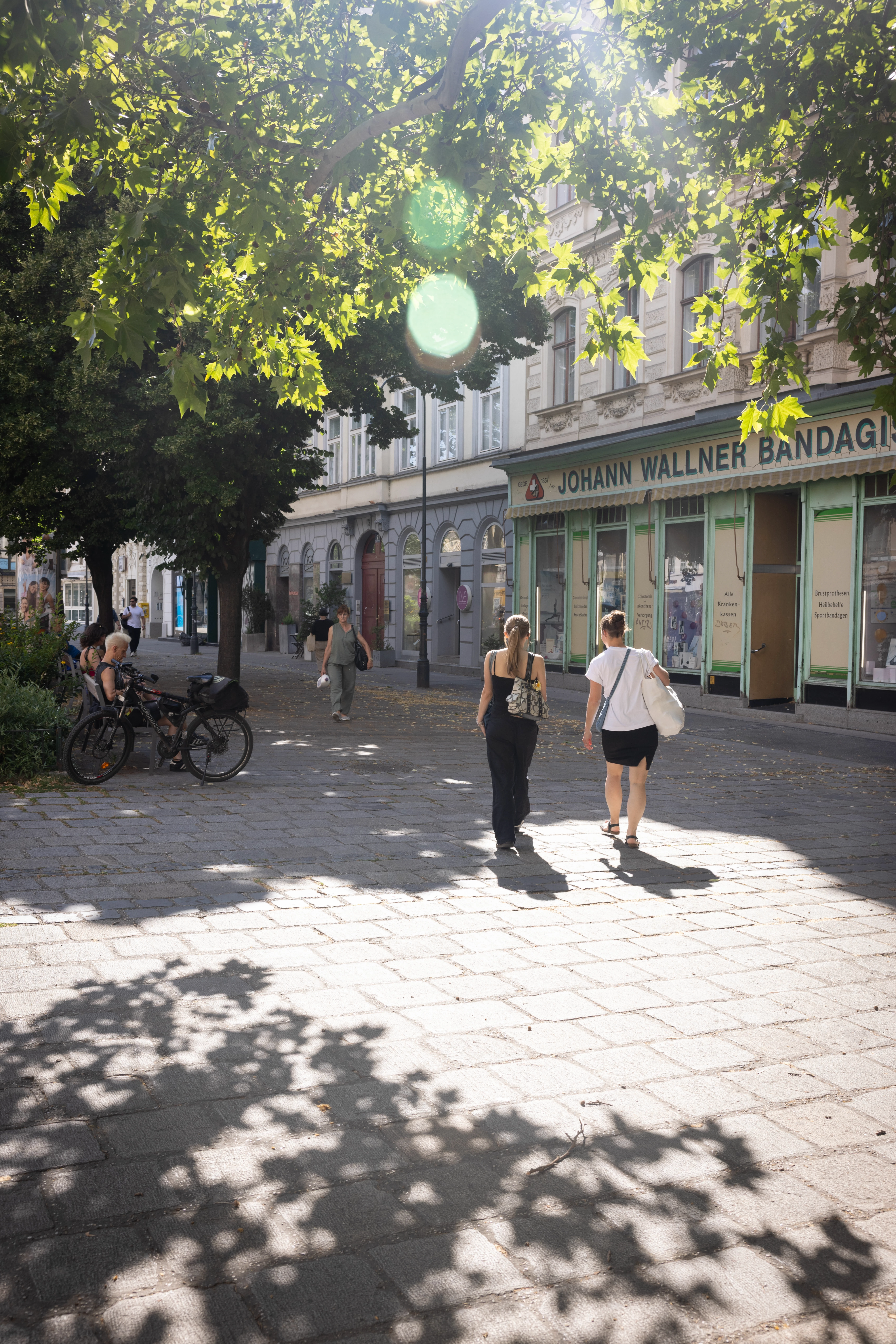 Straßenszene in Margareten, Wien mit Geschäft Johann Wallner
