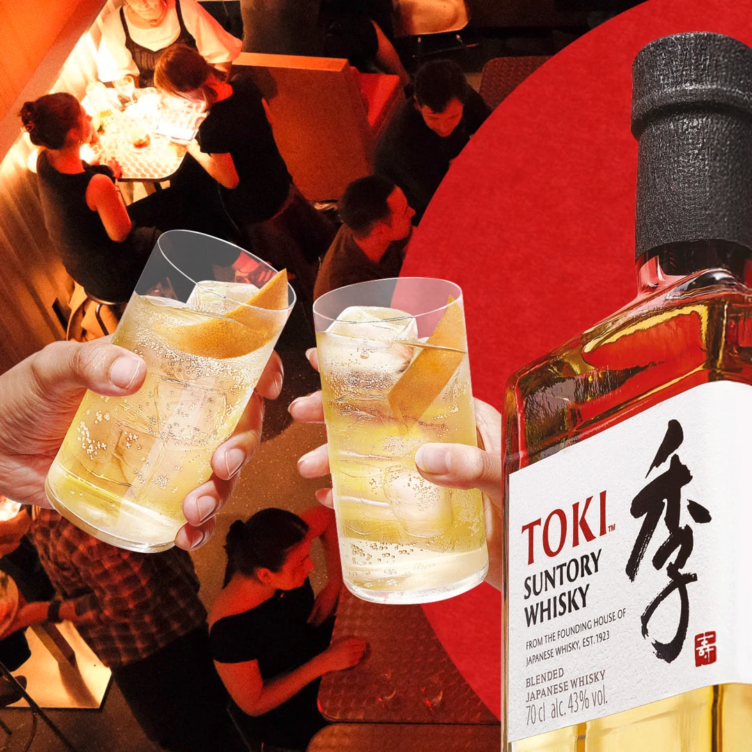 Suntory Toki Whisky und Cocktailgläser in einer Bar