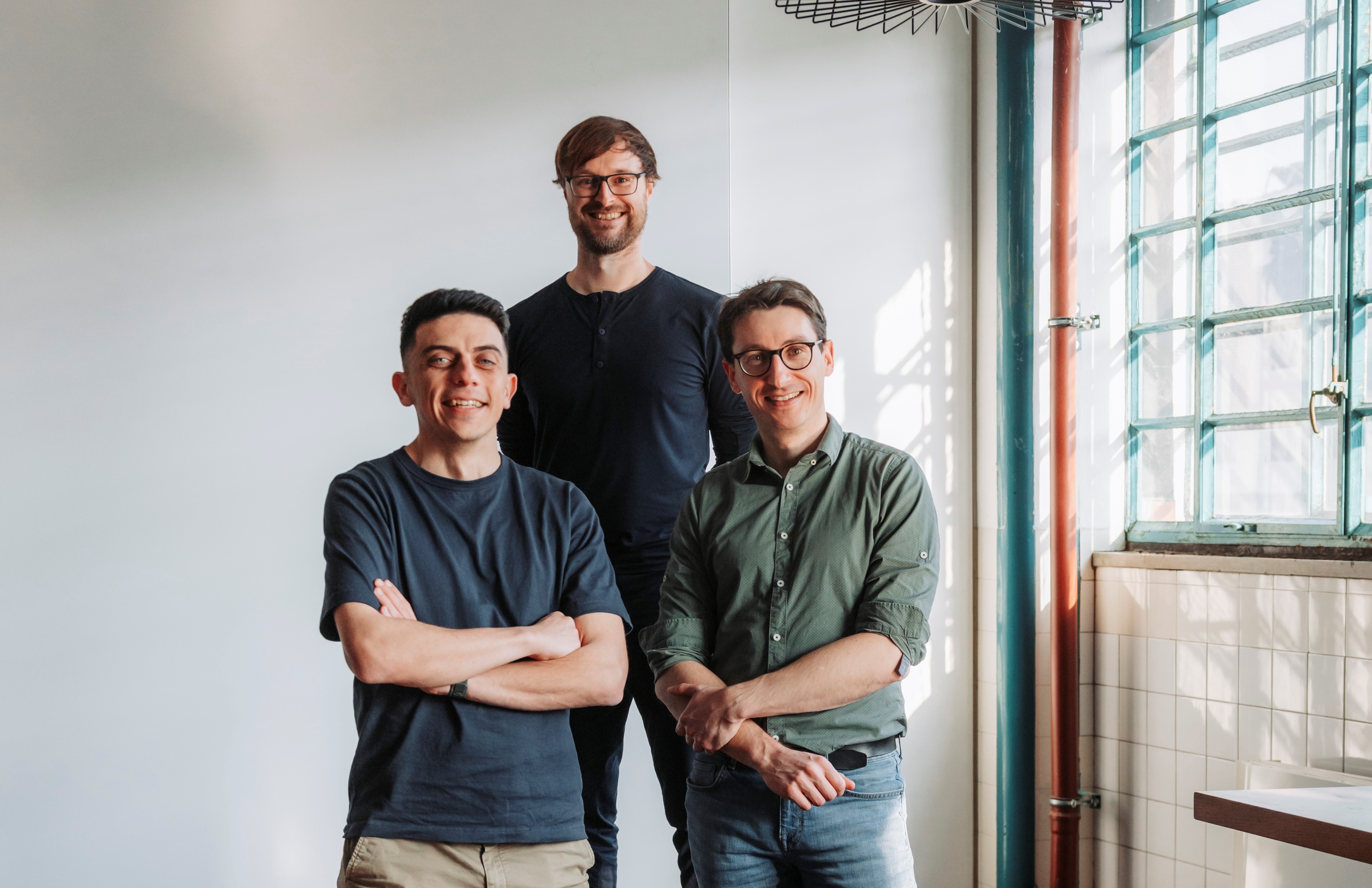 Das Emmi-AI-Gründungsteam: Johannes Brandstetter (r.), Miks Mikelsons (l.) und Dennis Just (zweite Reihe)