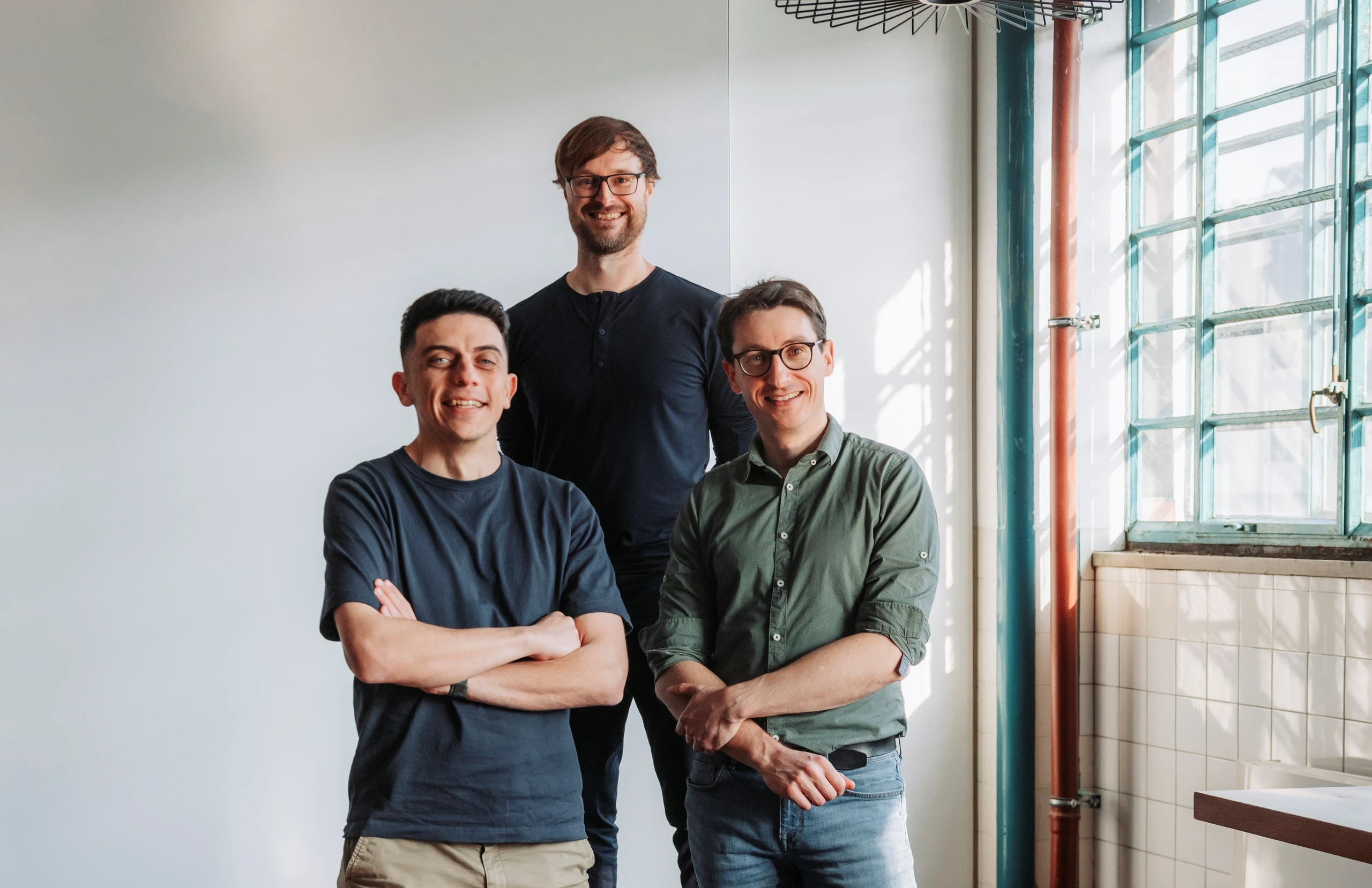 Das Emmi-AI-Gründungsteam: Johannes Brandstetter (r.), Miks Mikelsons (l.) und Dennis Just (zweite Reihe)
