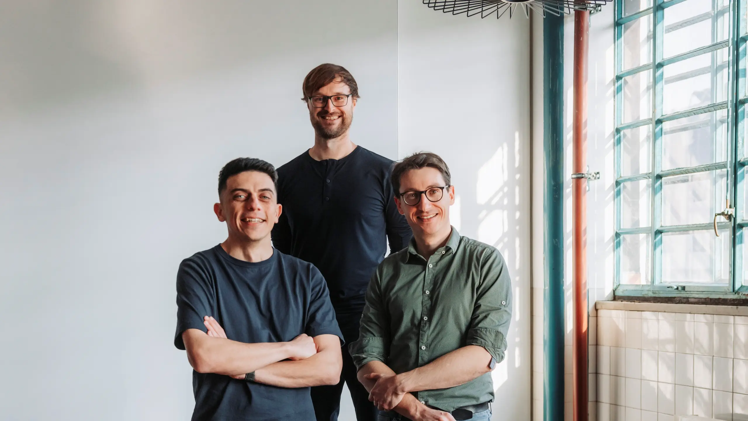© beigestellt Das Emmi-AI-Gründungsteam: Johannes Brandstetter (r.), Miks Mikelsons (l.) und Dennis Just (zweite Reihe)