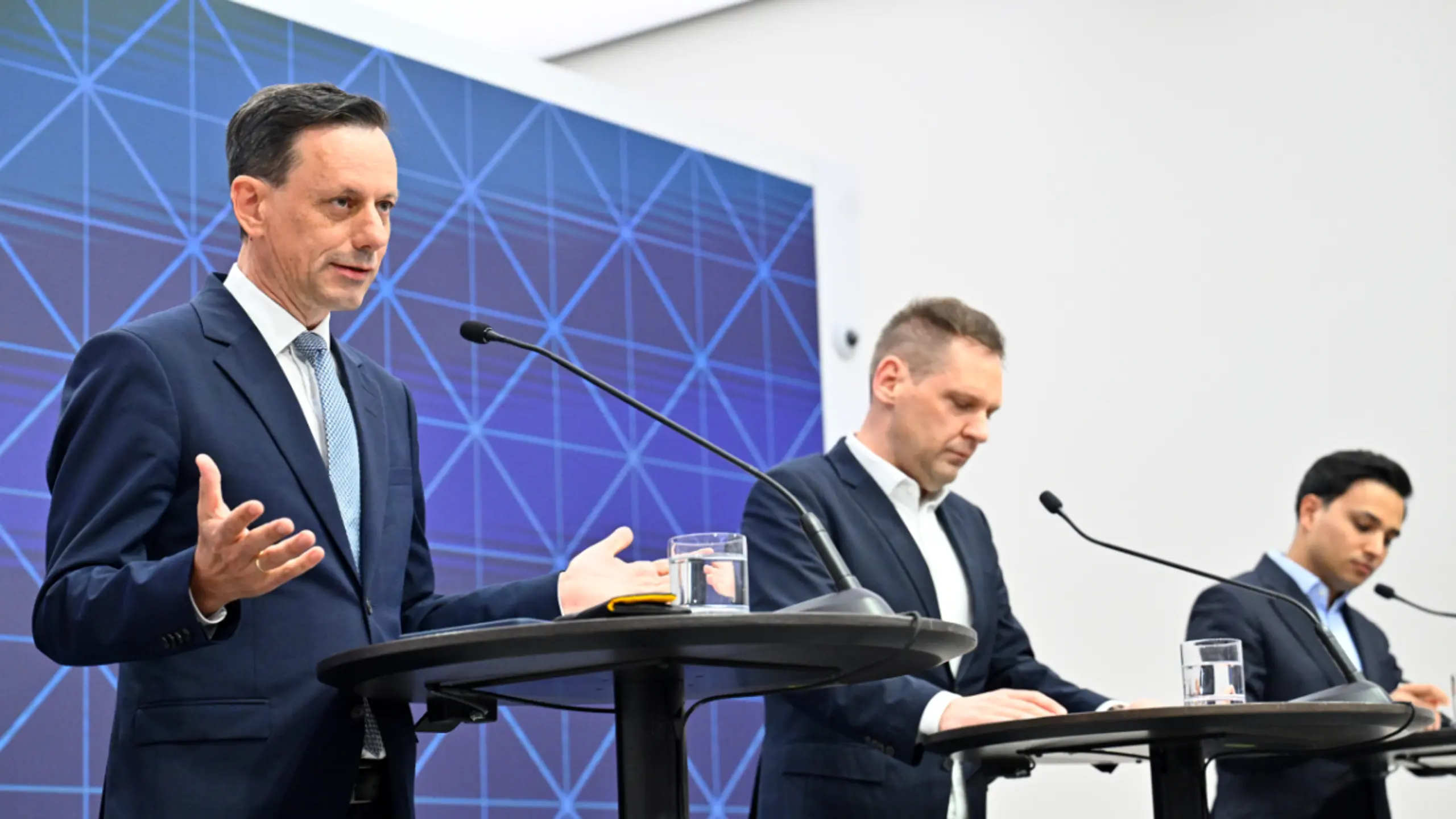 © HANS KLAUS TECHT, Apa Ernst Gödl mit seinen neuen Klubchef-Kollegen