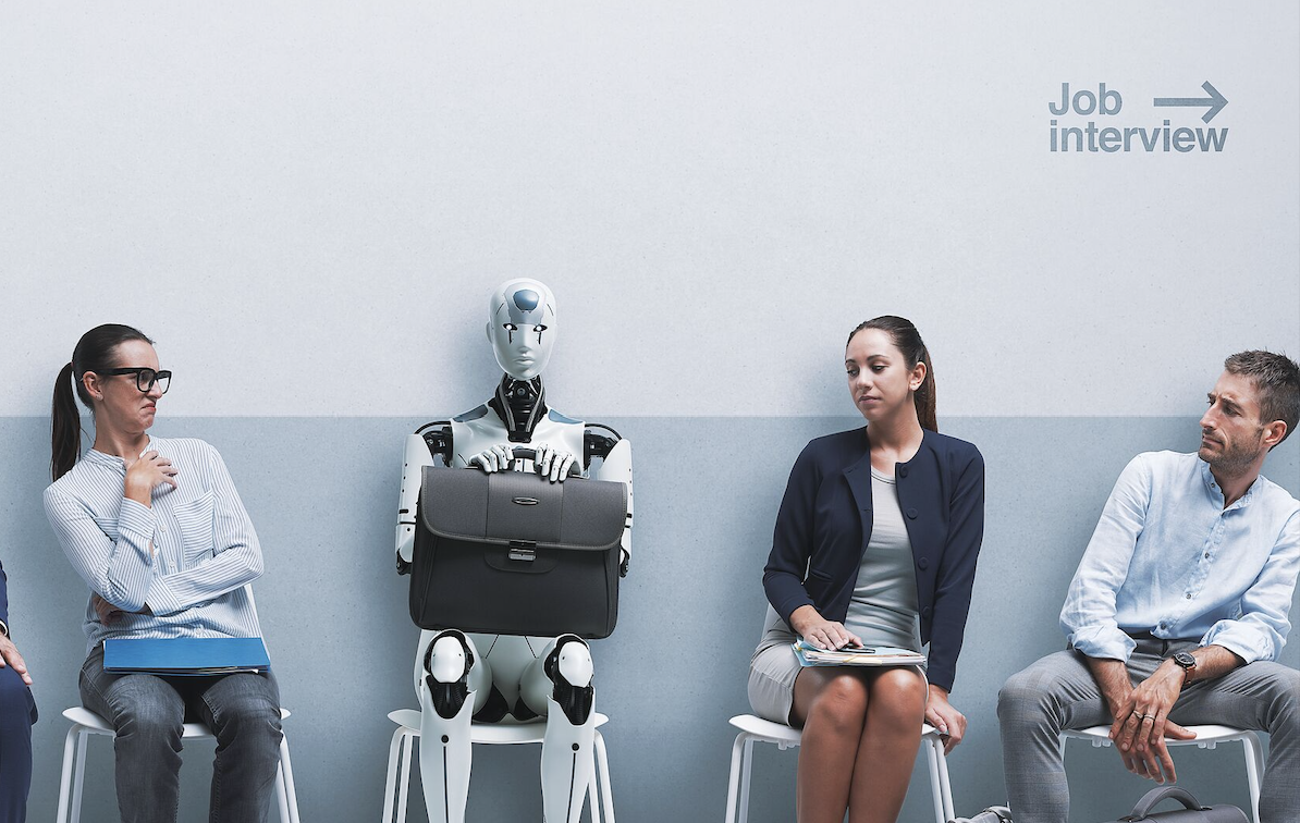 Personen warten in einem Zimmer auf ihr Bewerbungsgespräch. Auf einem Suhl sitzt ein Roboter als Sinnbild für KI.