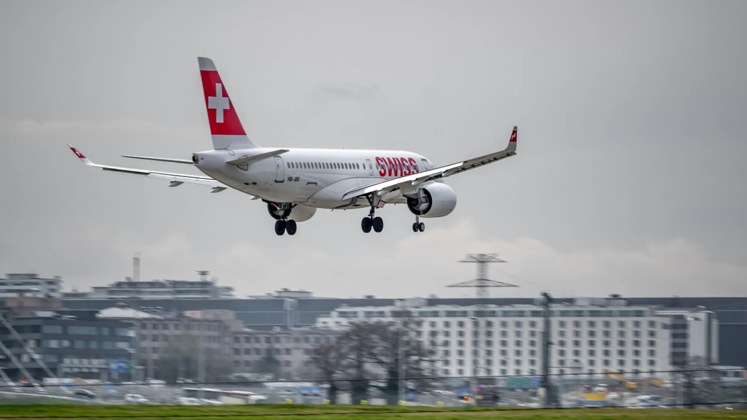 © AFP, FABRICE COFFRINI, Apa Swiss kürzt Angebot ab Genf