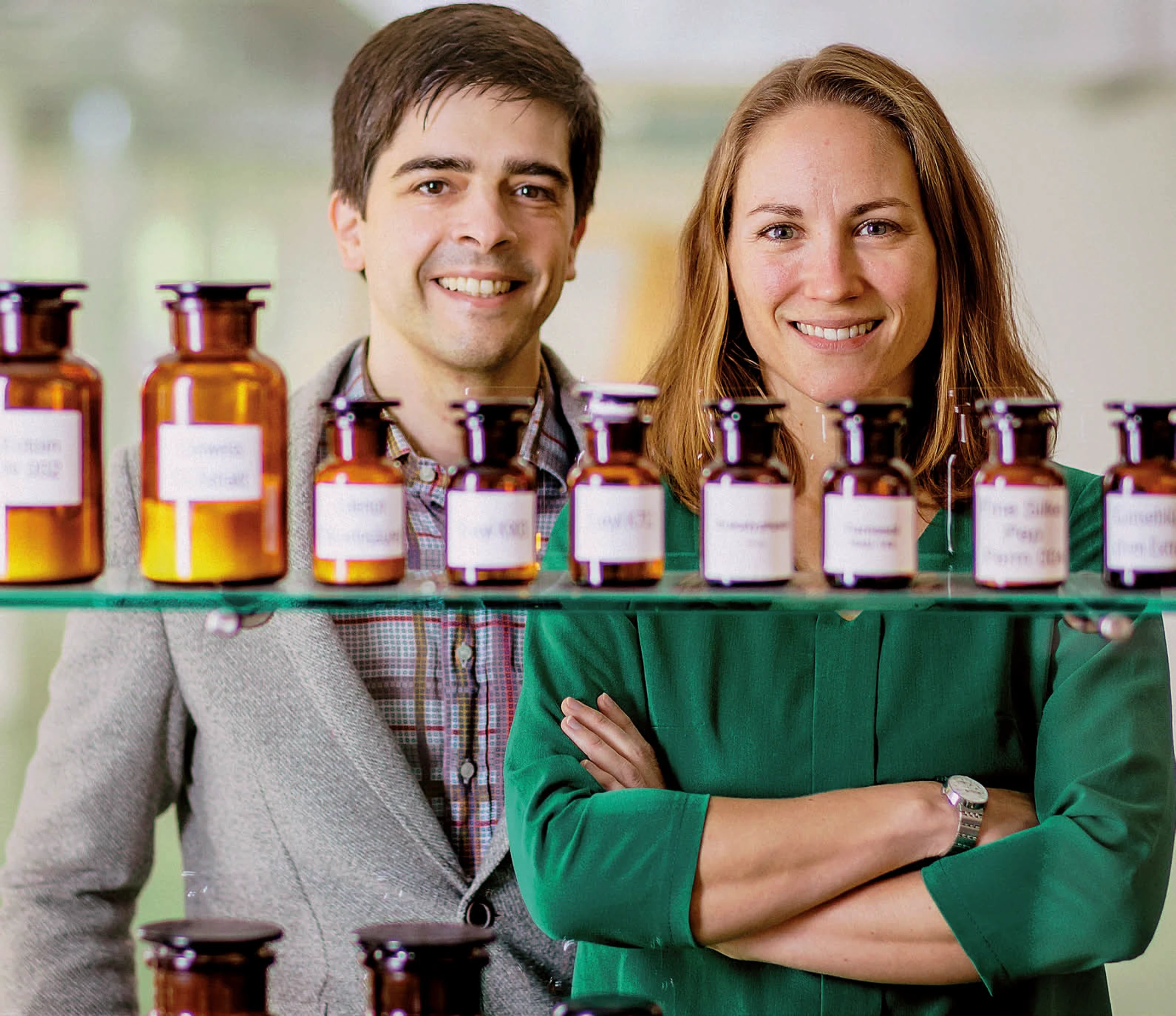 Das Grümndungdteam steht vor Glasfläschchen mit verschiedenen Rezepturen.