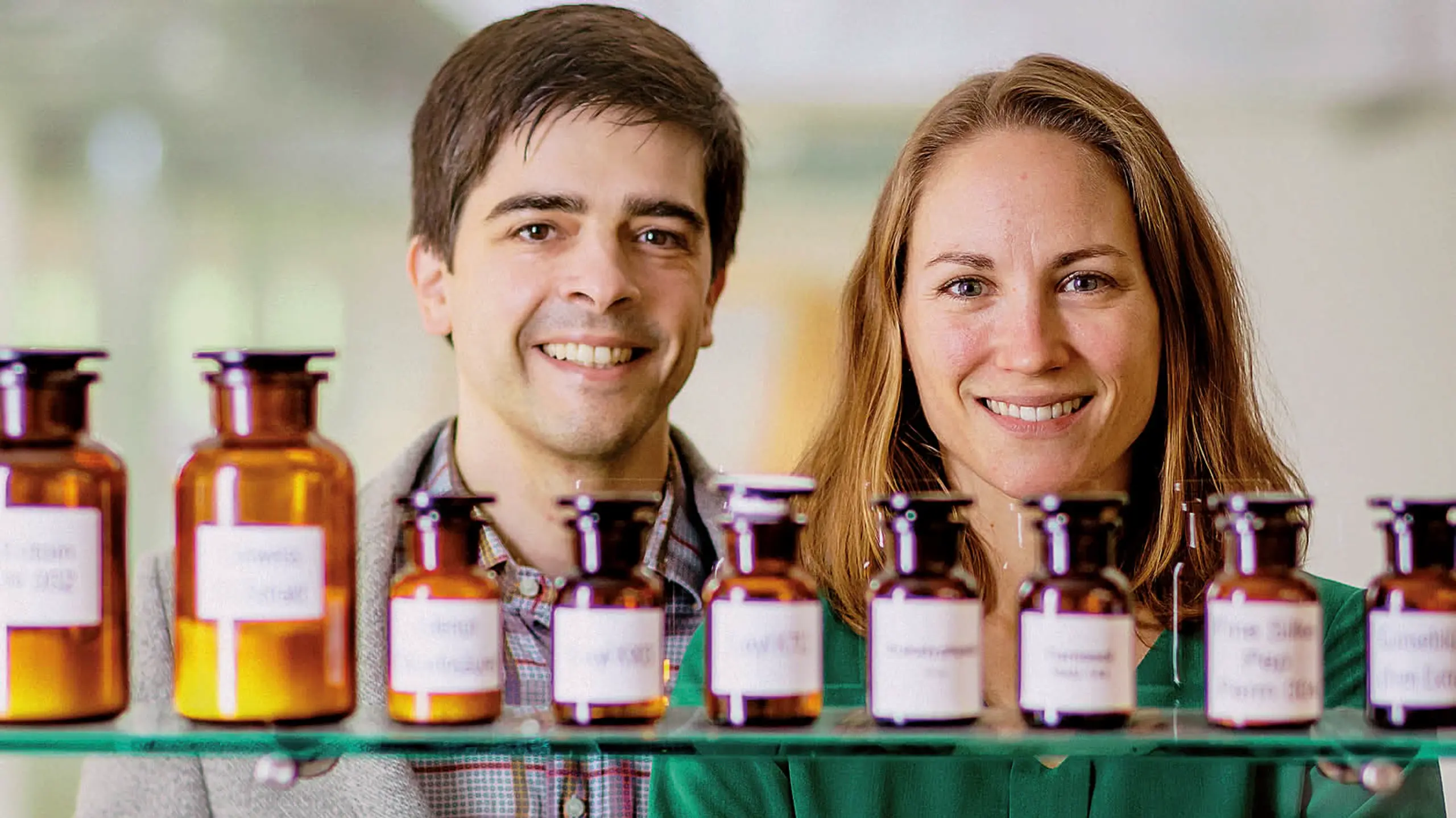 © Markus Gmeiner Das Grümndungdteam steht vor Glasfläschchen mit verschiedenen Rezepturen.