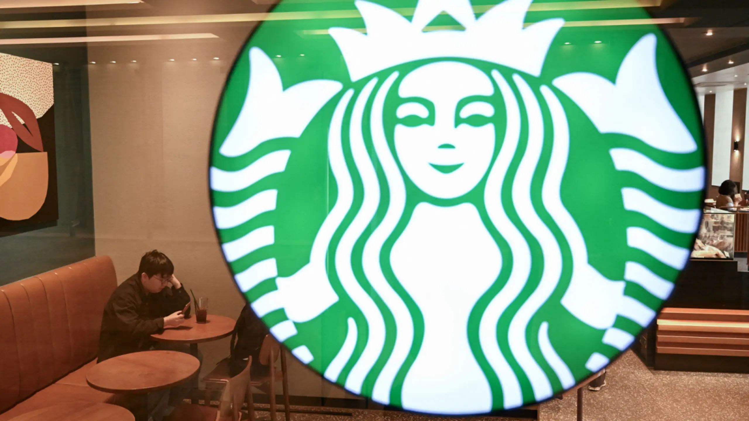 © AFP, PEDRO PARDO, Apa Starbucks hat offenbar KI-Probleme