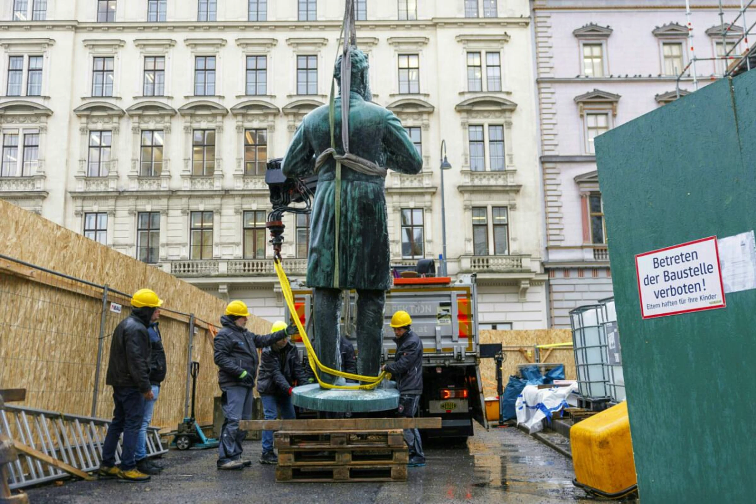 Das Lueger Denkmal beim Abtransport im Jänner