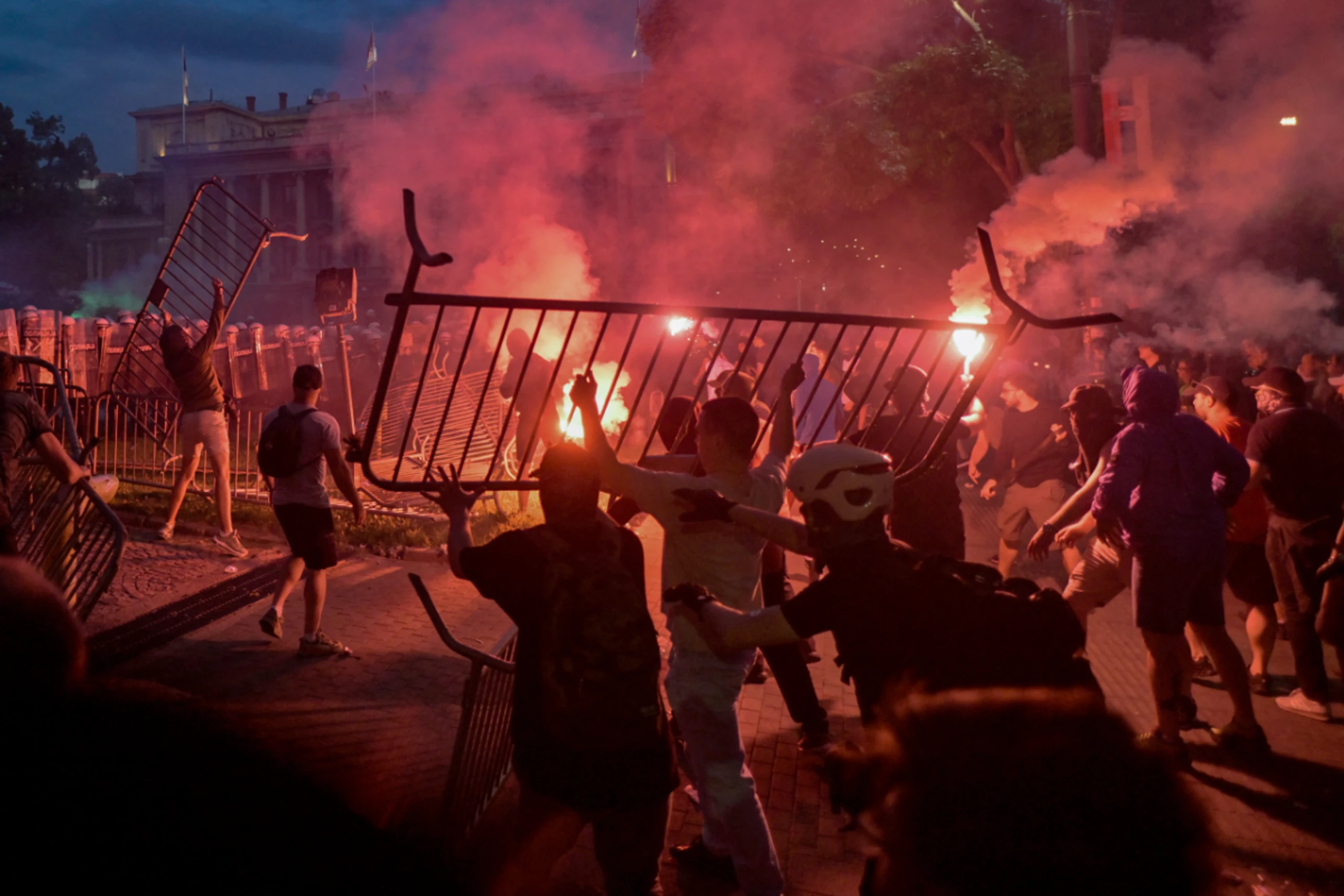 Ausschreitungen bei Studentenprotesten in Belgrad