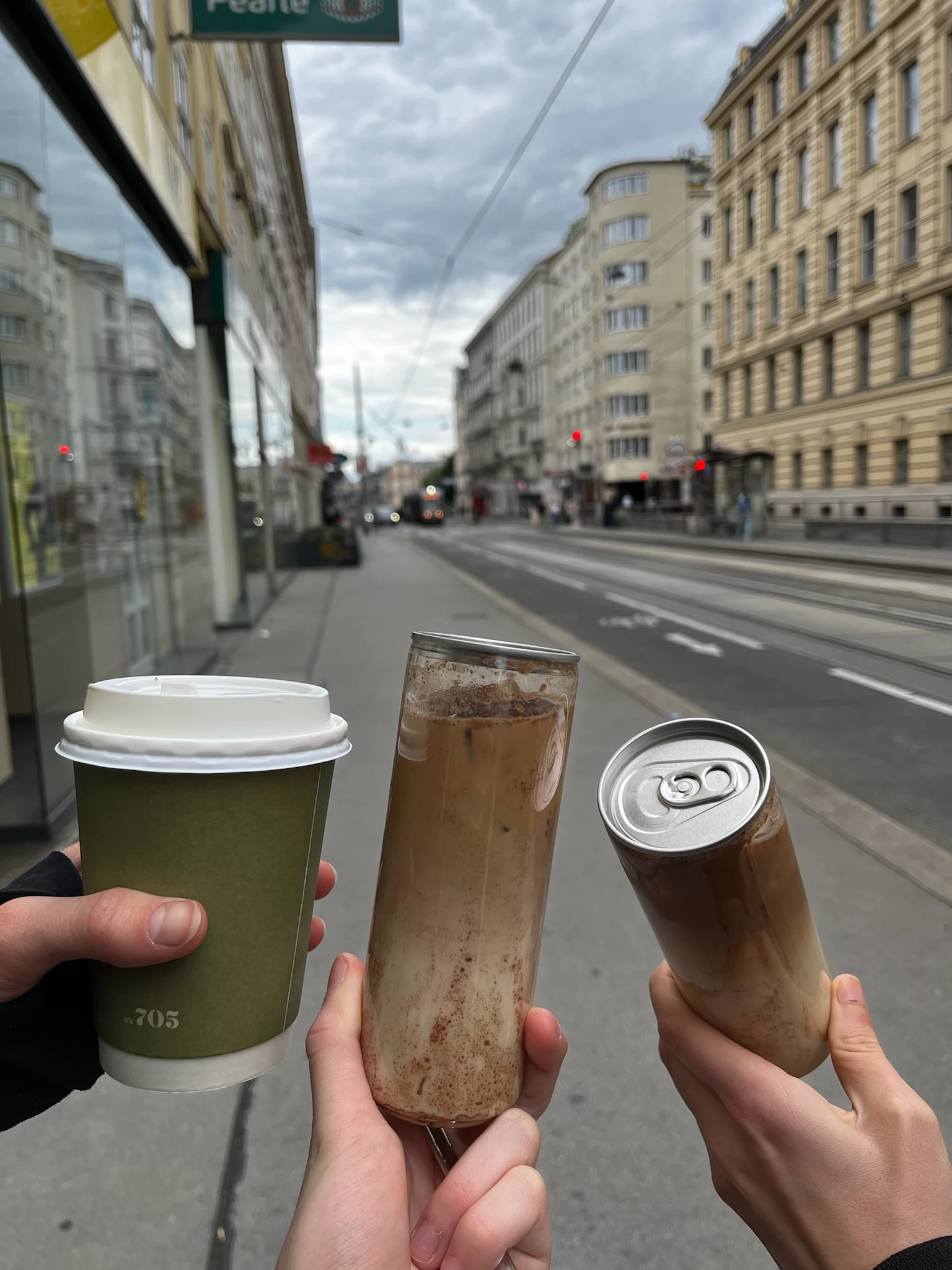 Drei Getränke in der Hand in Wien, Österreich