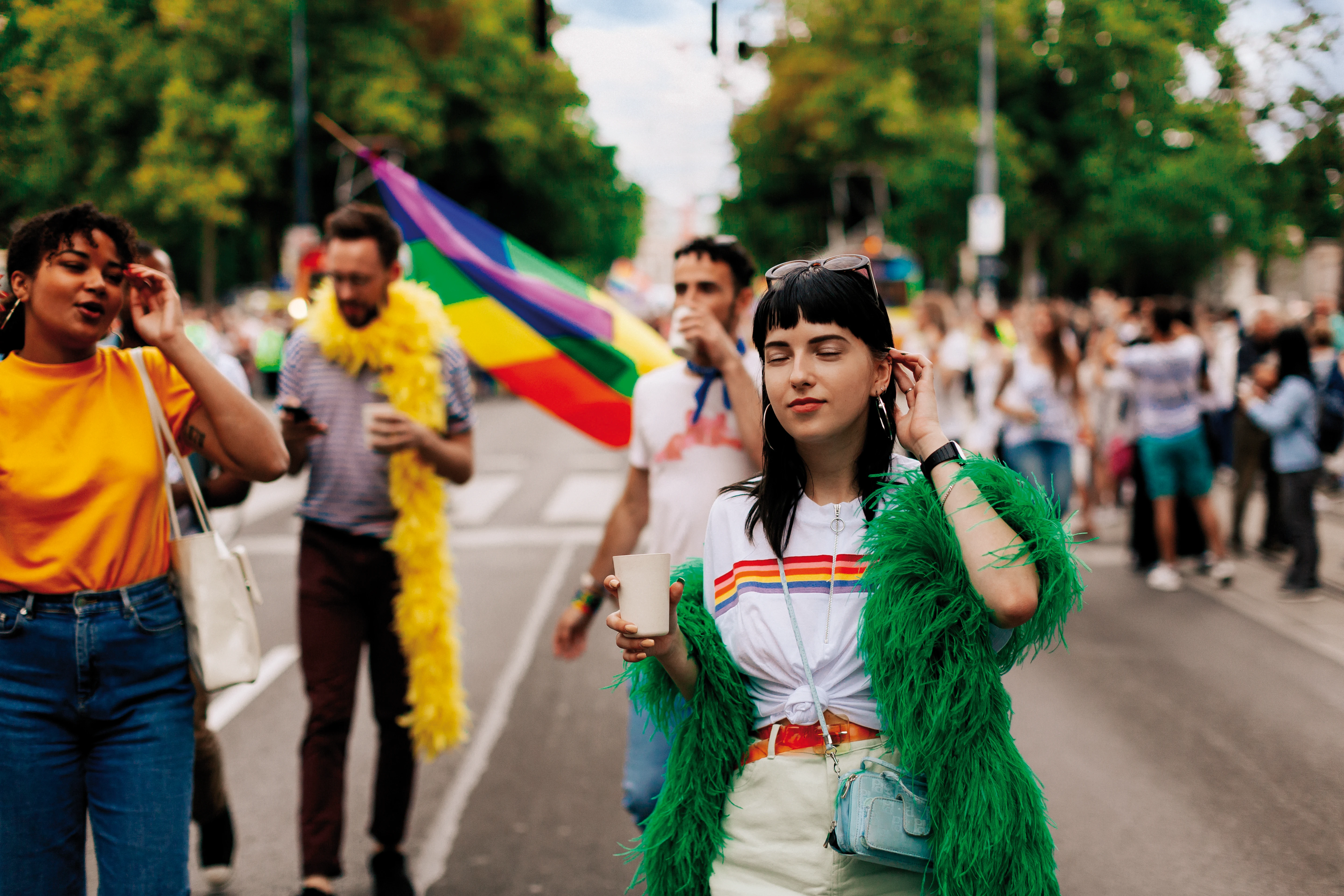 Menschen feiern auf der Regenbogenparade. Bunte Parade für Vielfalt und Inklusion, Liebe und Rechte.