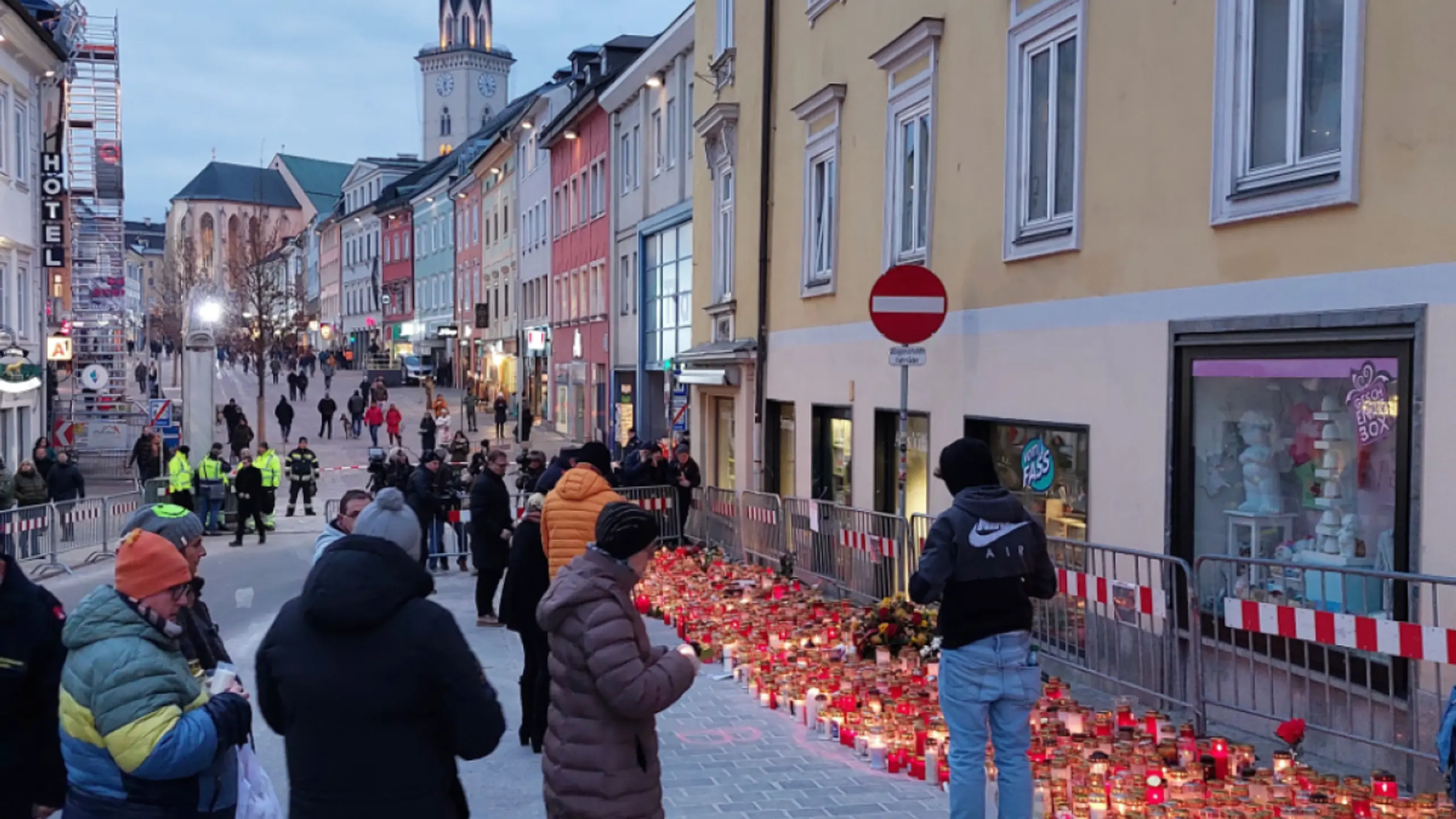 © PETER LINDNER, Apa Der Tatort in Villach drei Tage nach dem Anschlag