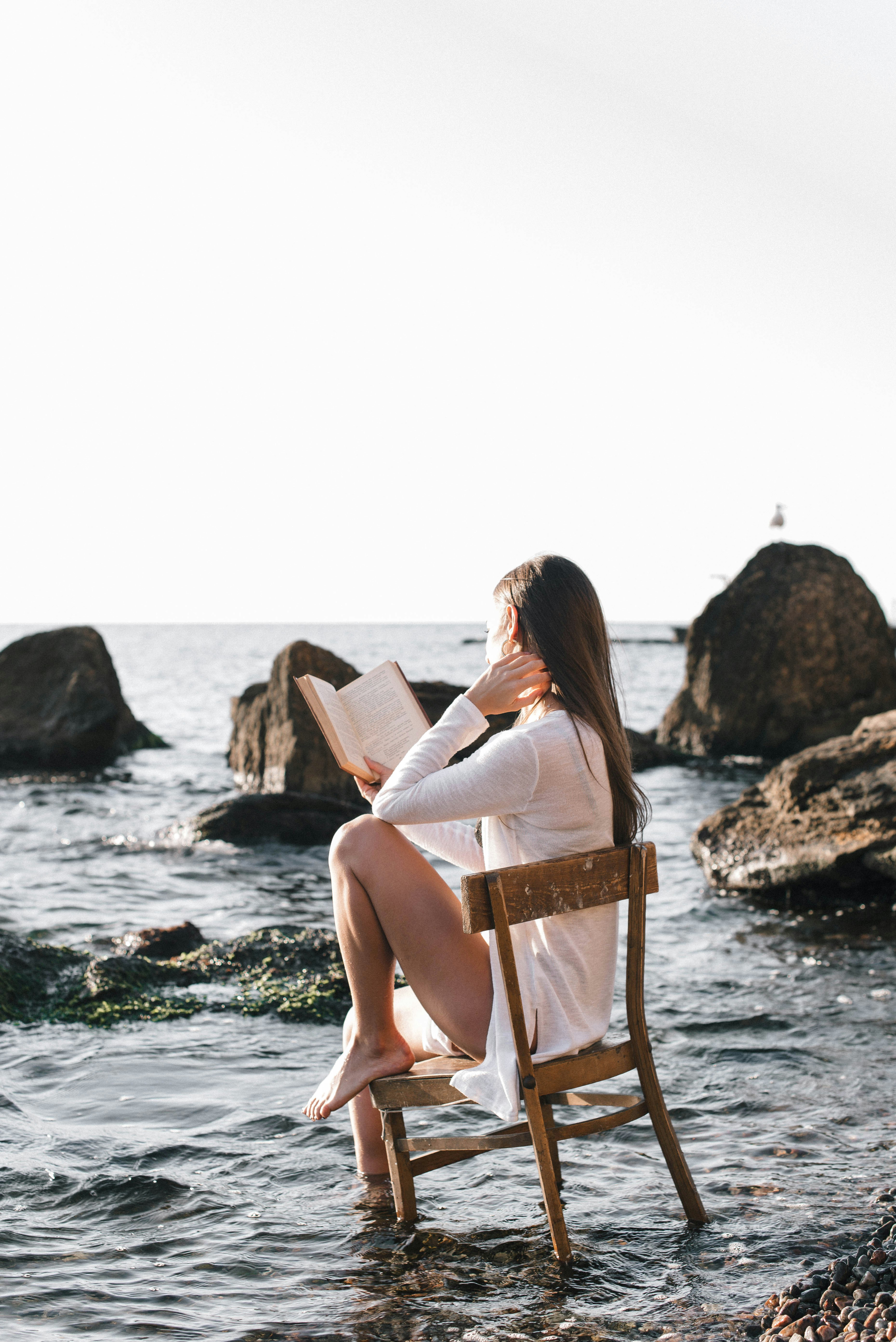 Frau mit Buch in der Hand